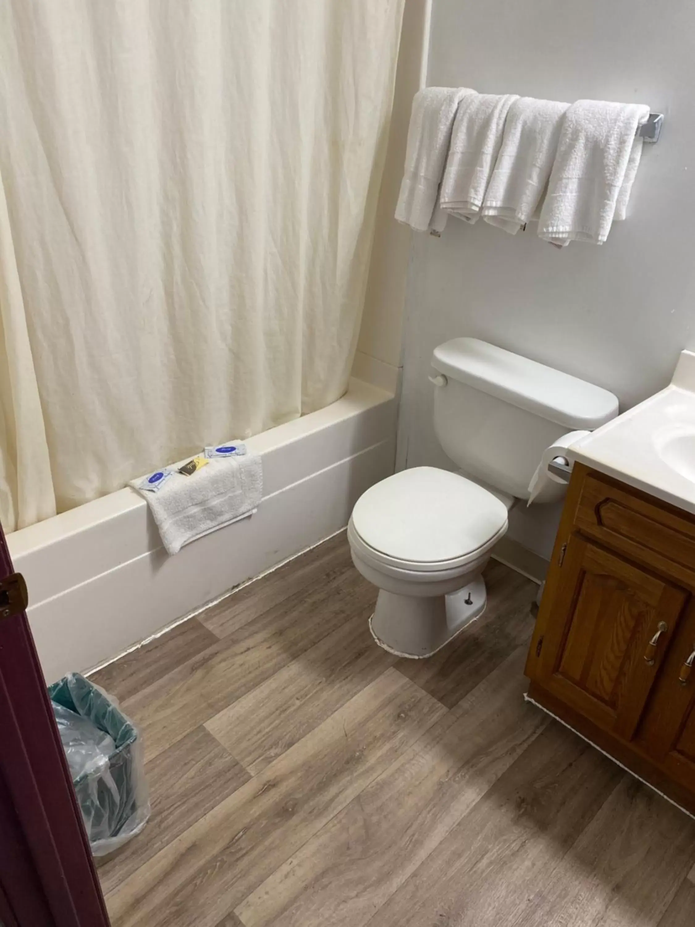 Standard Queen Room in Royal Inn Standard Queen Room in Royal Inn