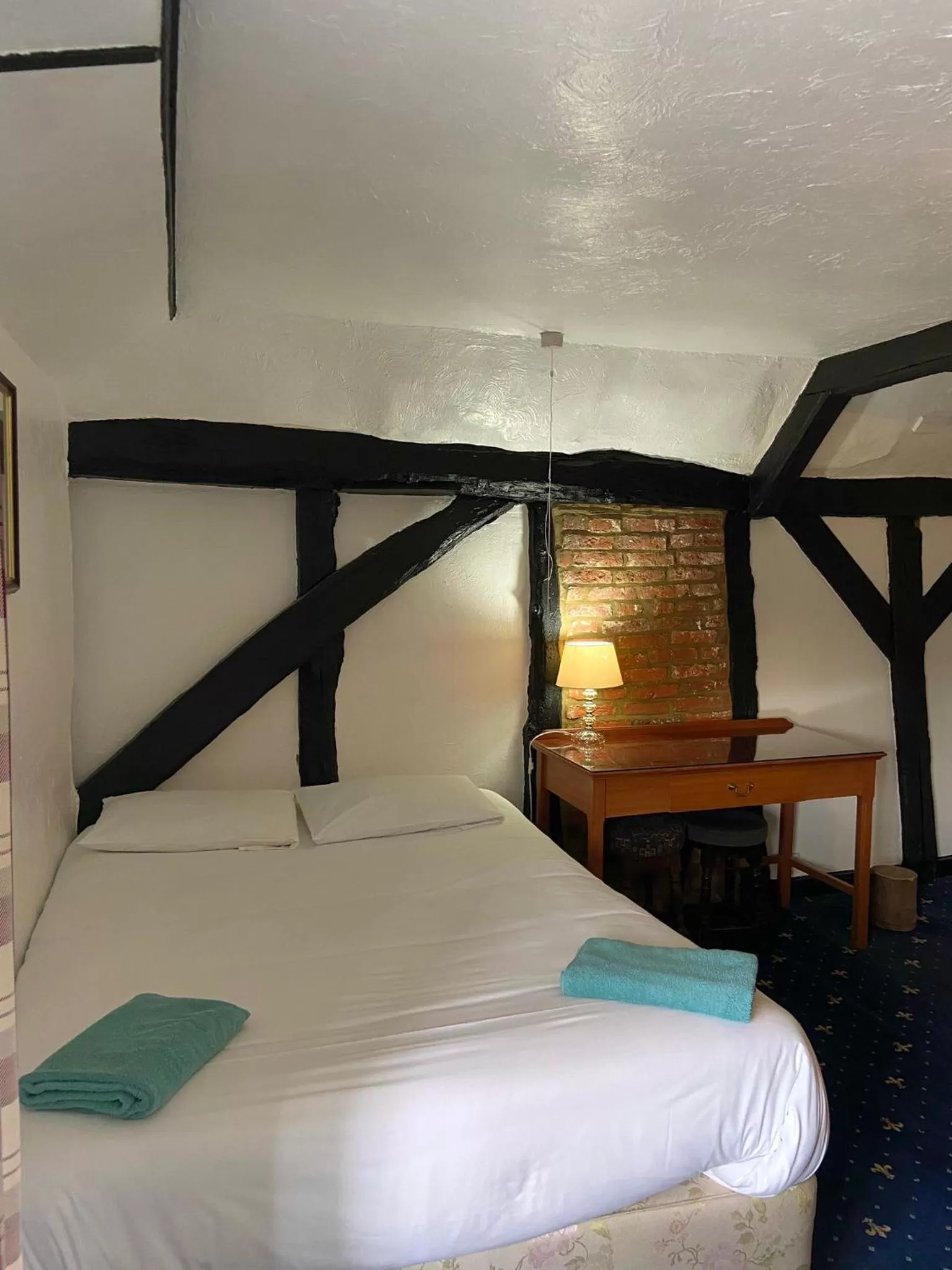 Bedroom, Bed in The King's Lodge Hotel