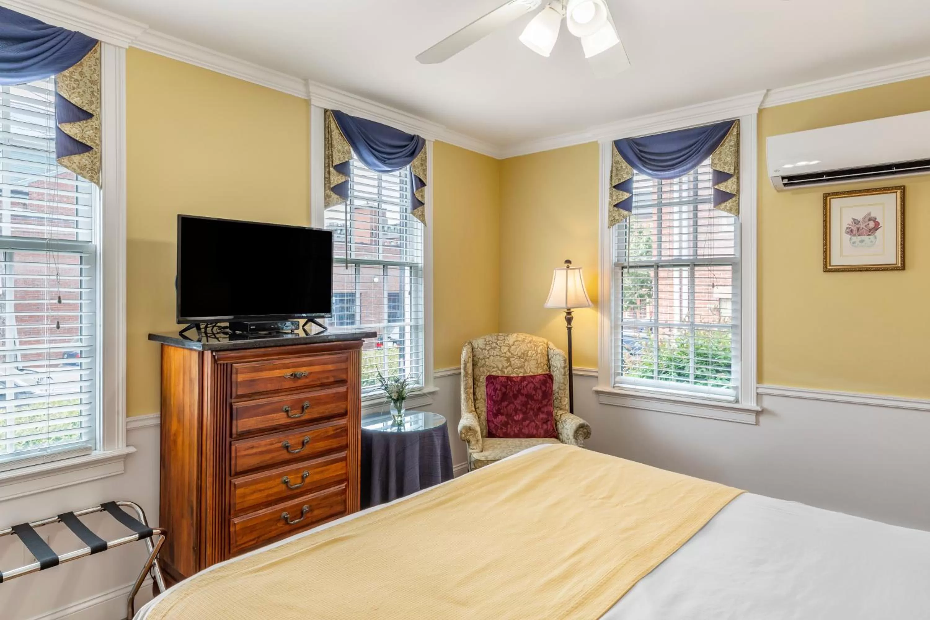 Photo of the whole room, Bed in Essex Street Inn & Suites, an Ascend Collection Hotel