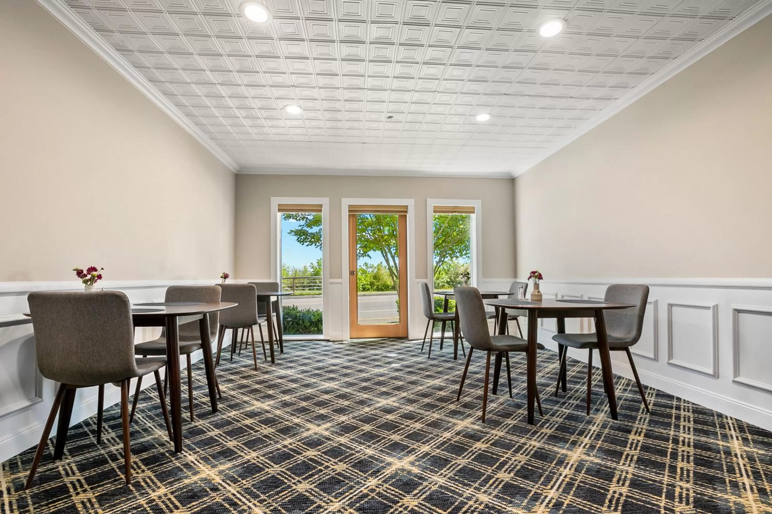 Dining area in Saratoga Inn