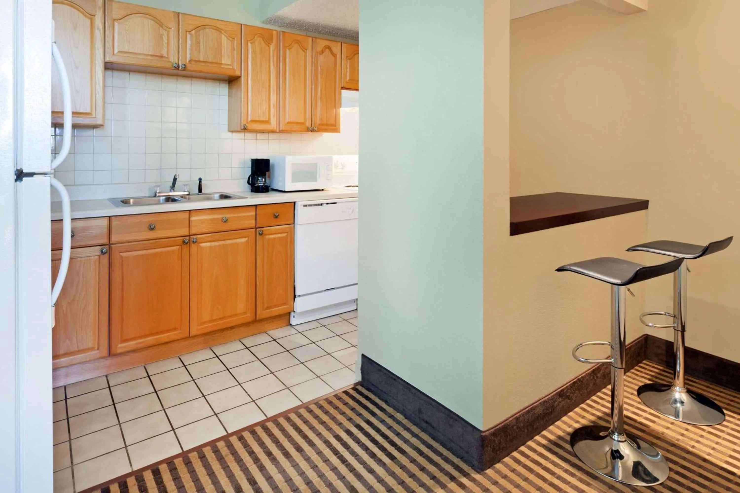 Kitchen or kitchenette in Howard Johnson by Wyndham Arlington Ballpark / Six Flags