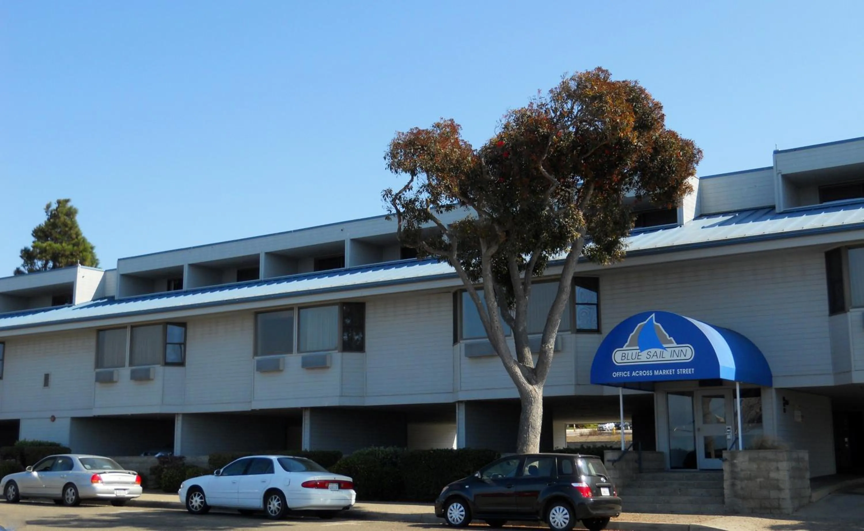 Facade/entrance in Blue Sail Inn