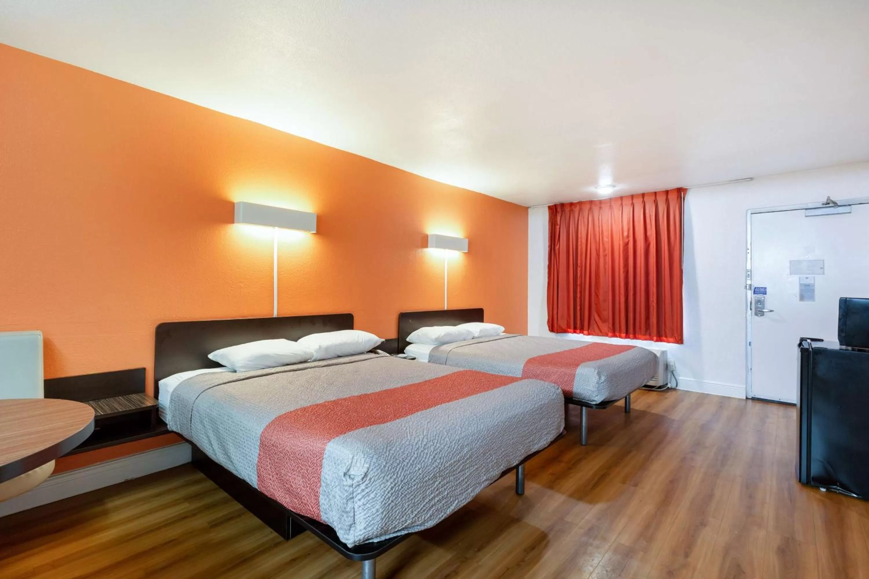 Photo of the whole room, Bed in Motel 6-Houston, TX - East