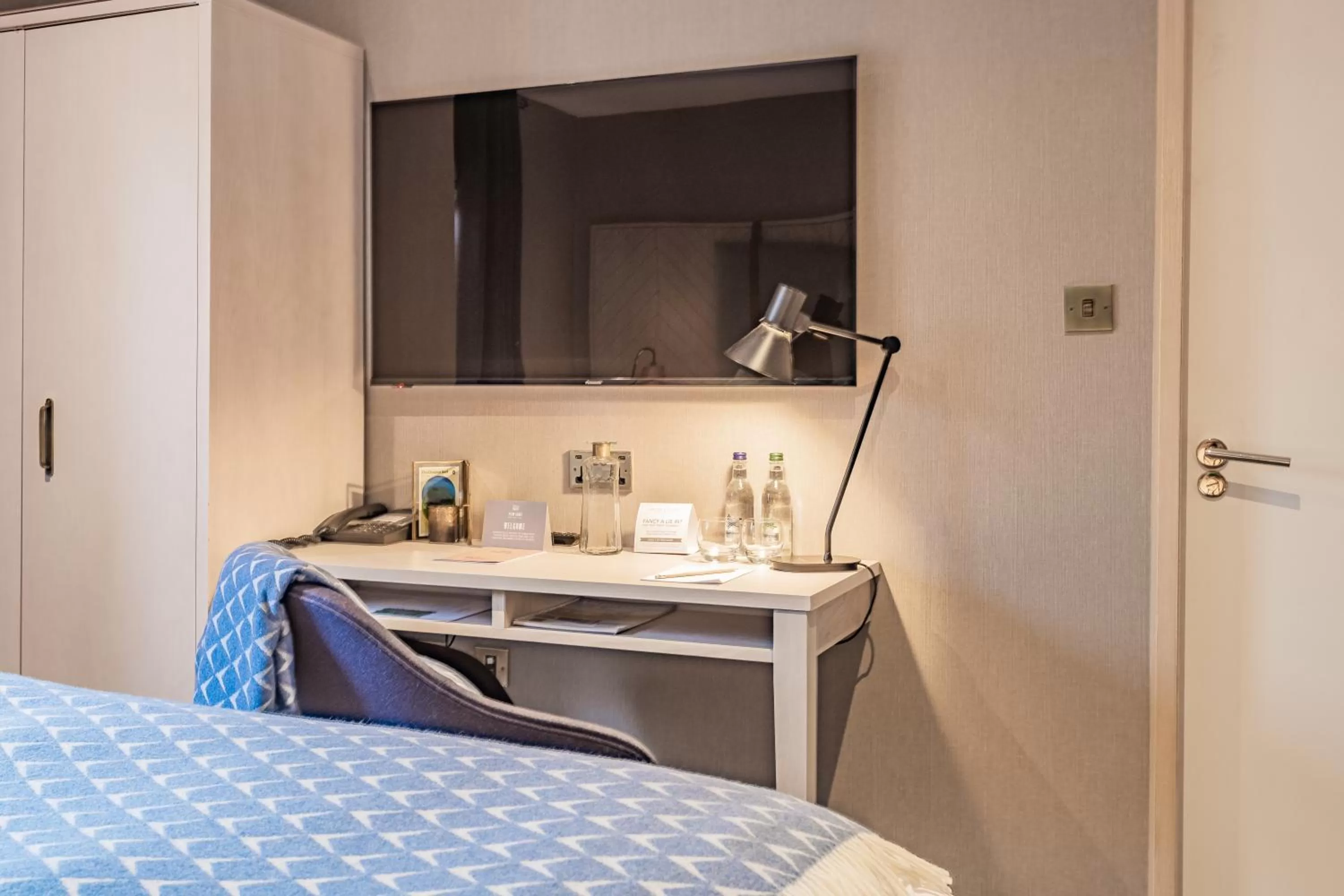 Coffee/tea facilities, Bed in Palm Court Hotel