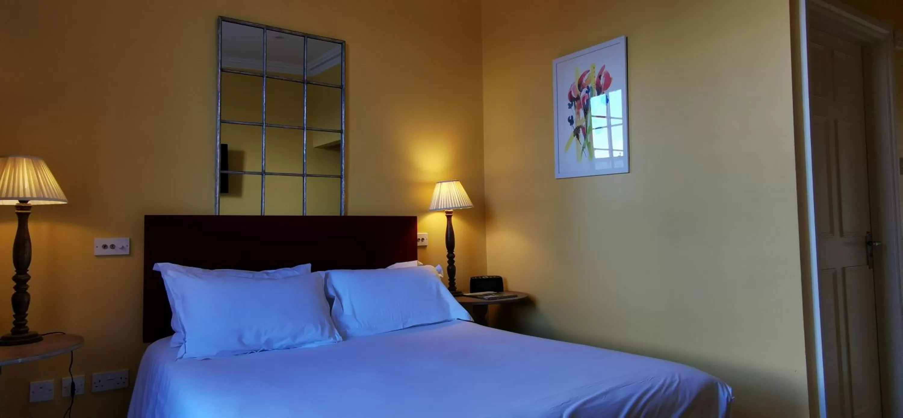 Bedroom, Bed in Buccleuch and Queensberry Arms Hotel