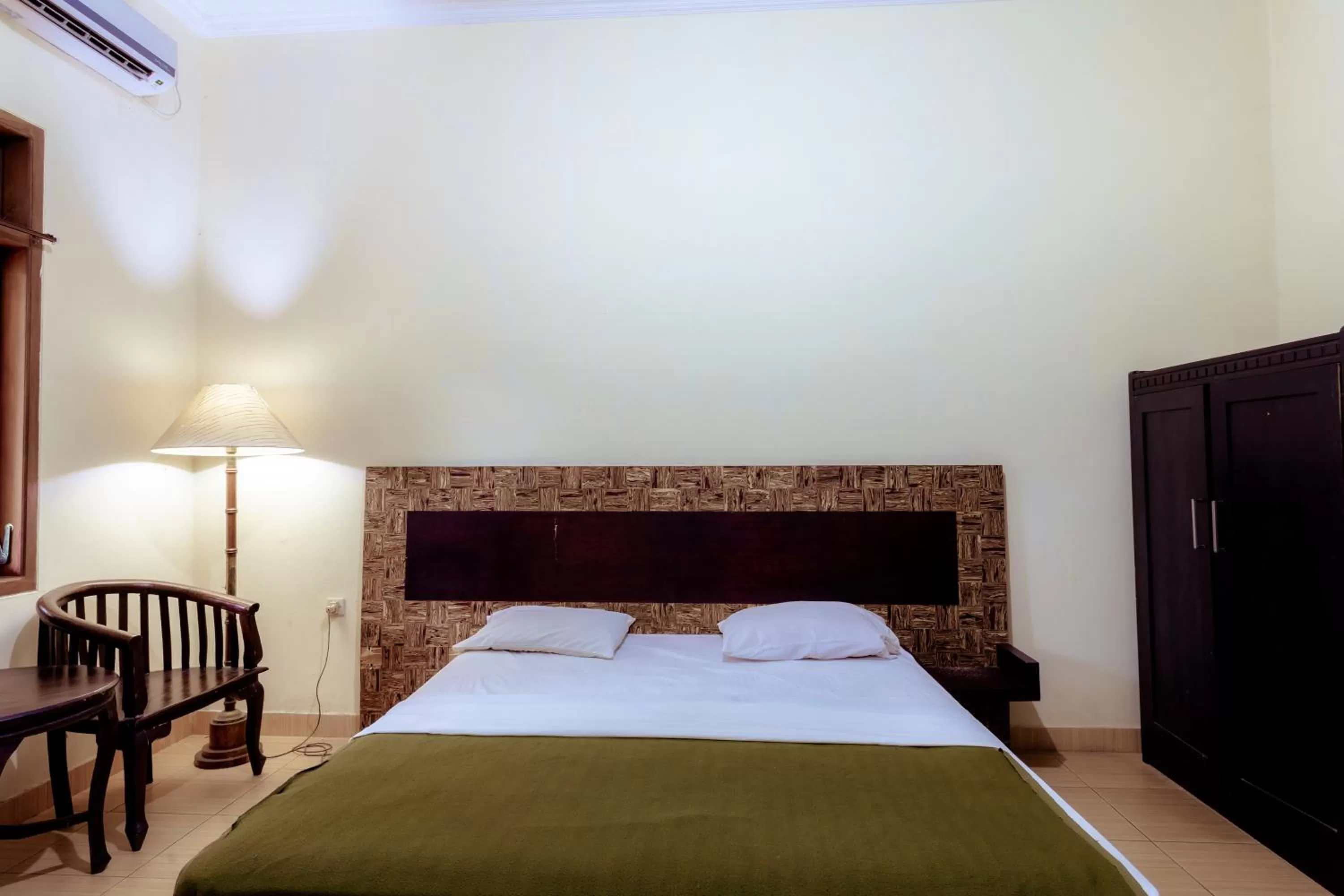 Bed in Hotel Mahkota Plengkung by ecommerceloka