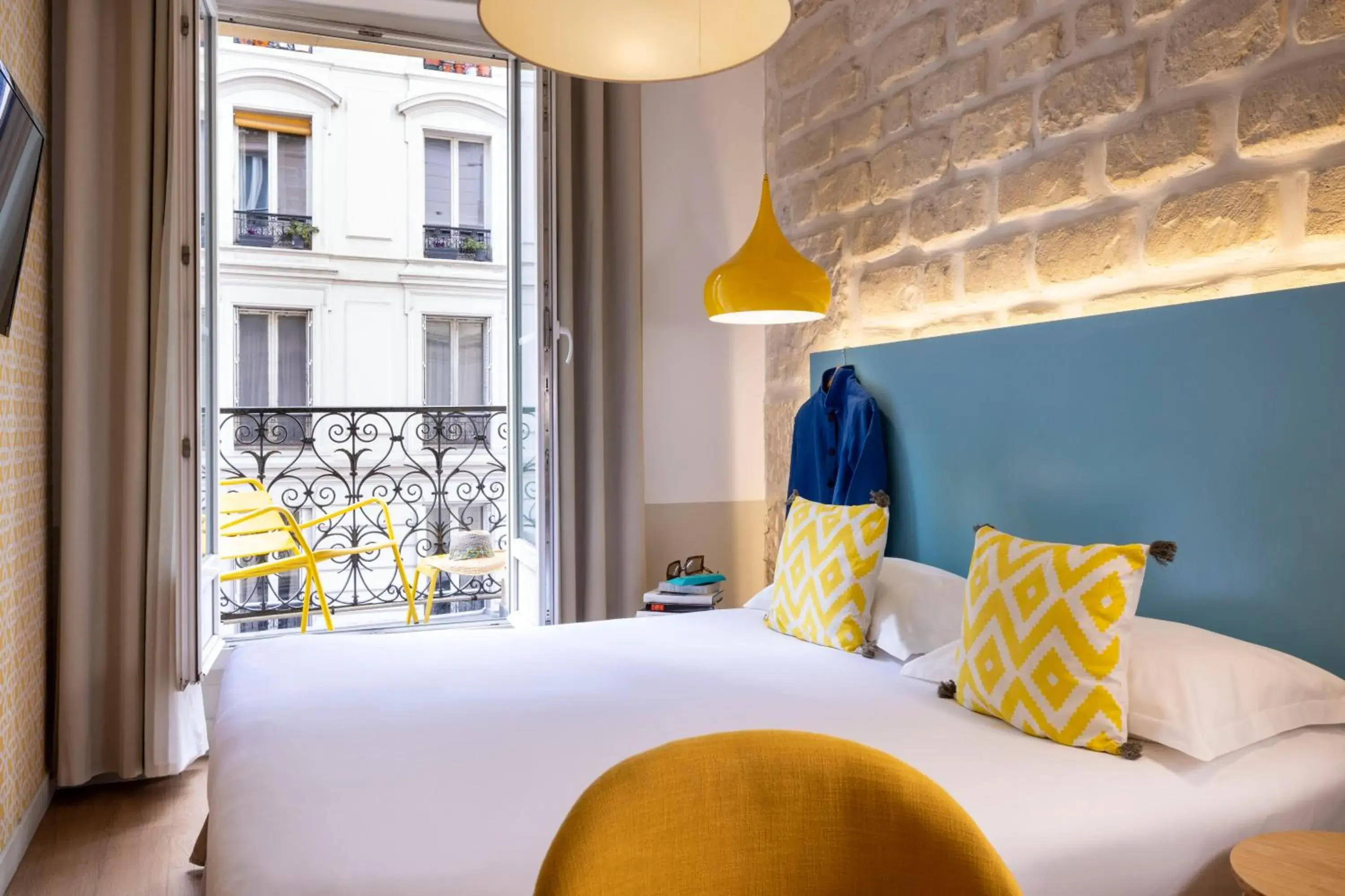Superior Double Room with Balcony in Le Regent Montmartre by Hiphophostels Superior Double Room with Balcony in Le Regent Montmartre by Hiphophostels