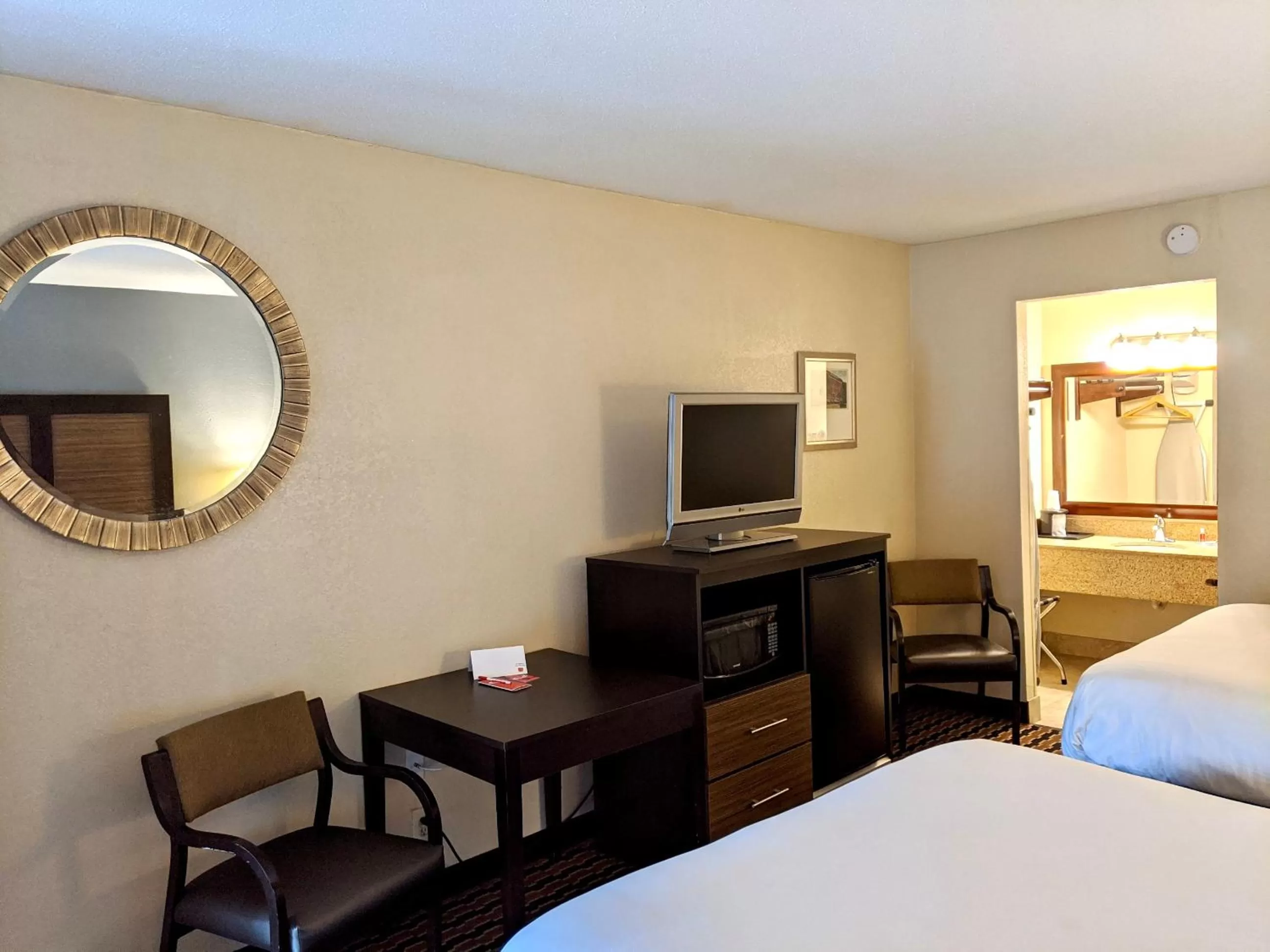 Bedroom, Bed in Econo Lodge Forest City