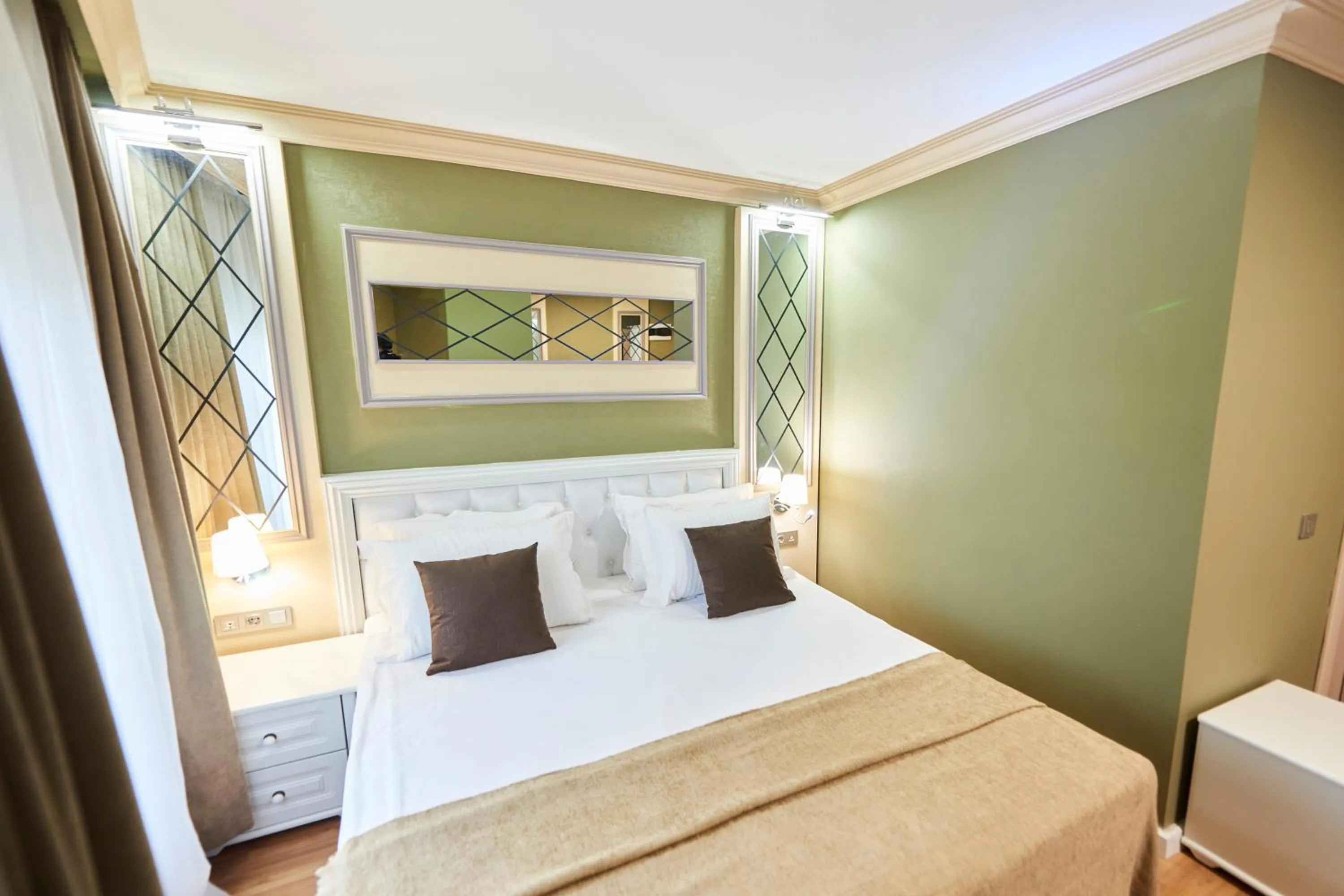 Photo of the whole room, Bed in Sunlight Hotel