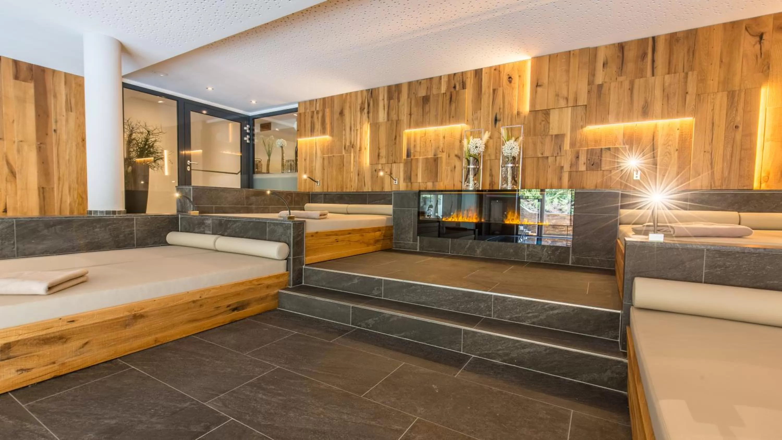 Swimming pool, Bed in Hotel Kaprunerhof