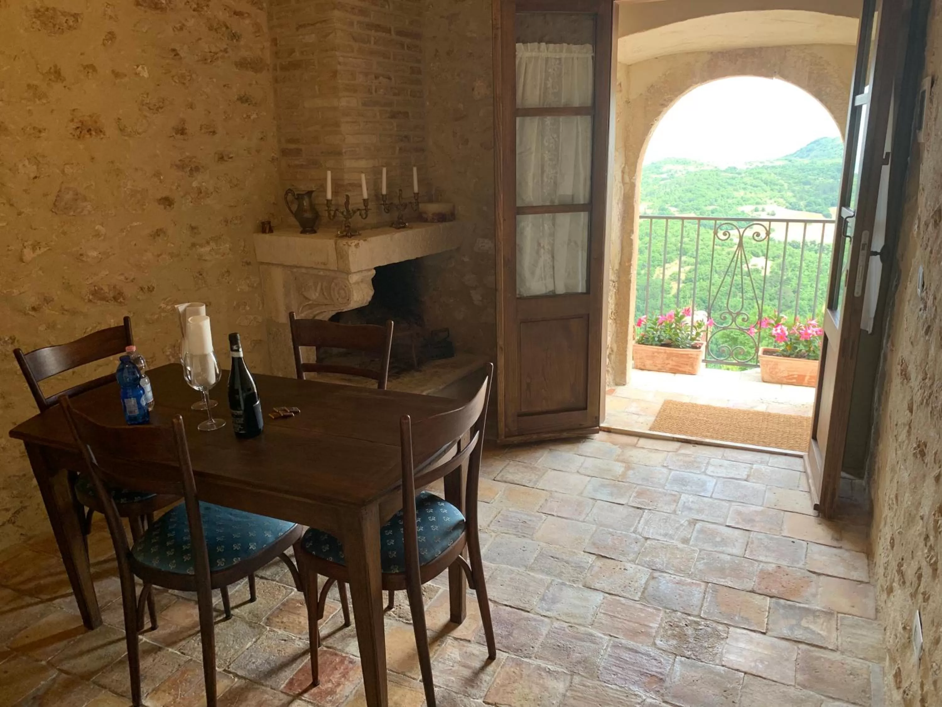 Dining area in Charme in Perillis