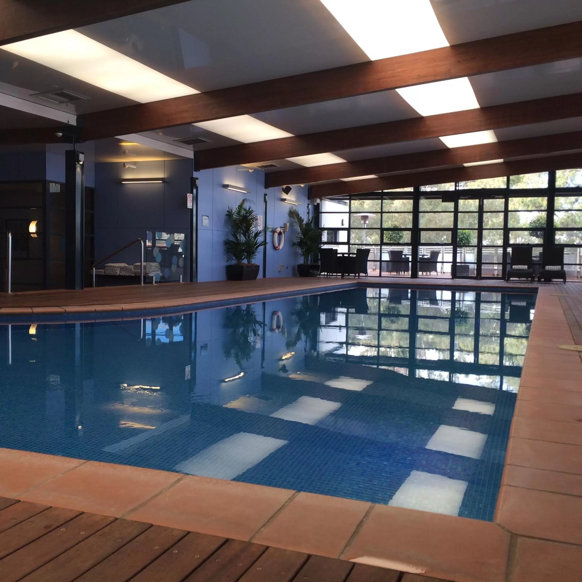 Swimming pool in Novotel Canberra