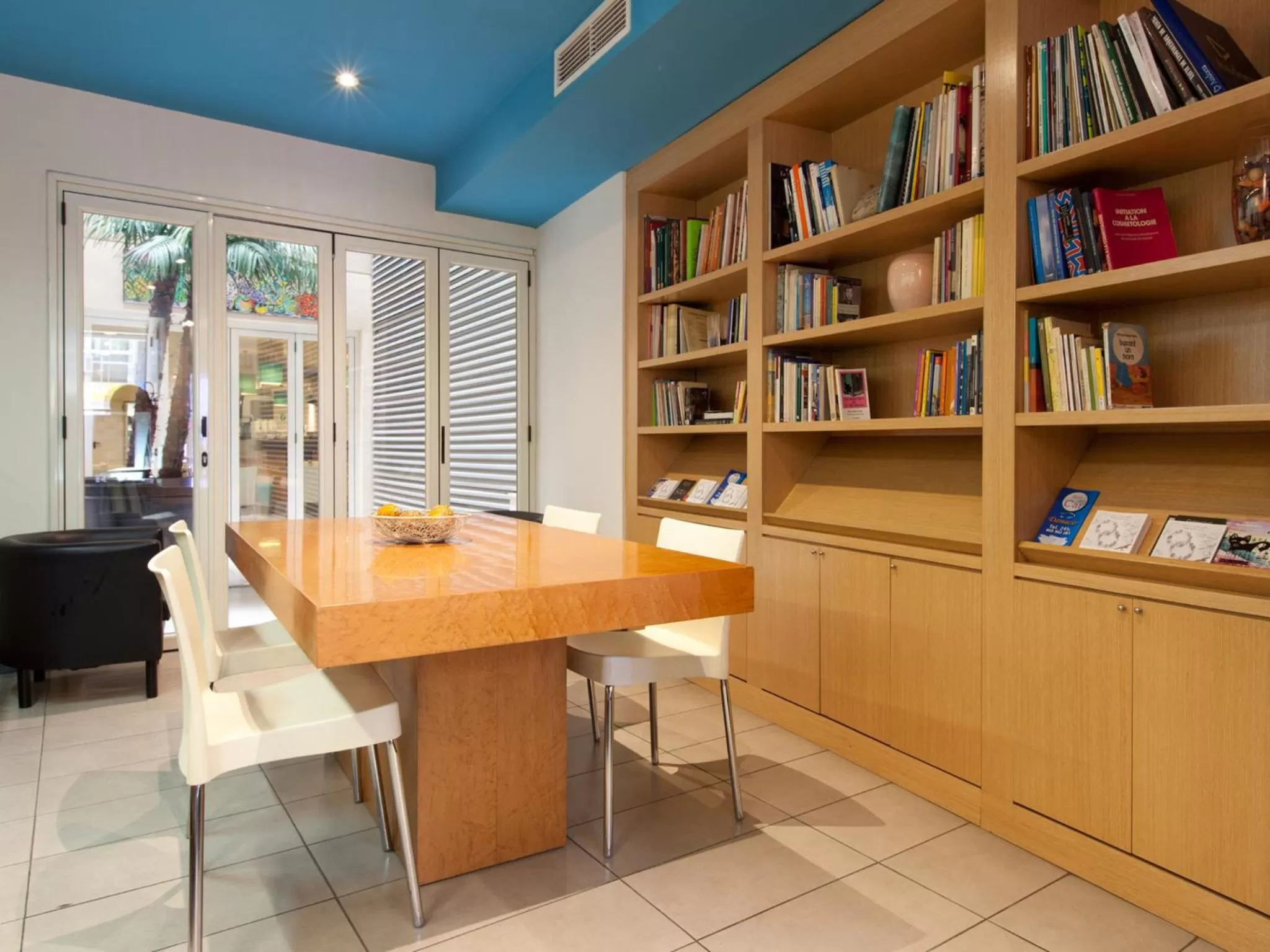 Library in Hotel Sagrada Familia