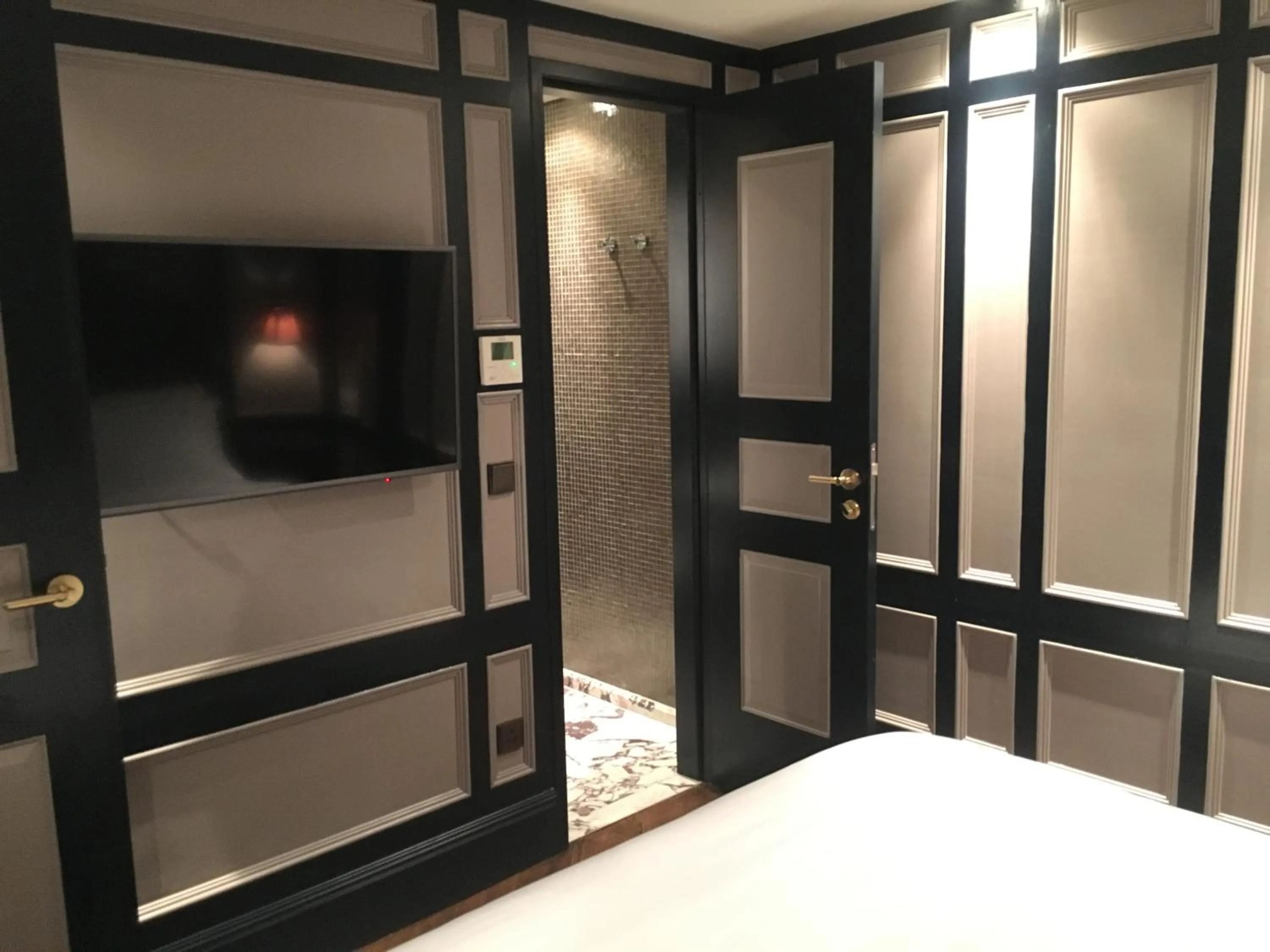 TV and multimedia, Bed in Mimi's Hotel Soho