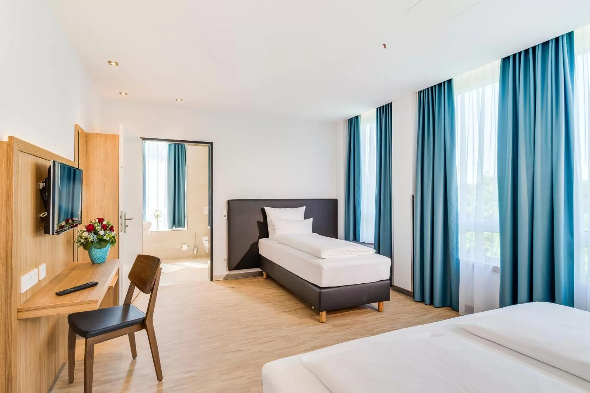 Photo of the whole room, Bed in Hotel-Etage Apfelrot managed by Hotel Apfelbaum