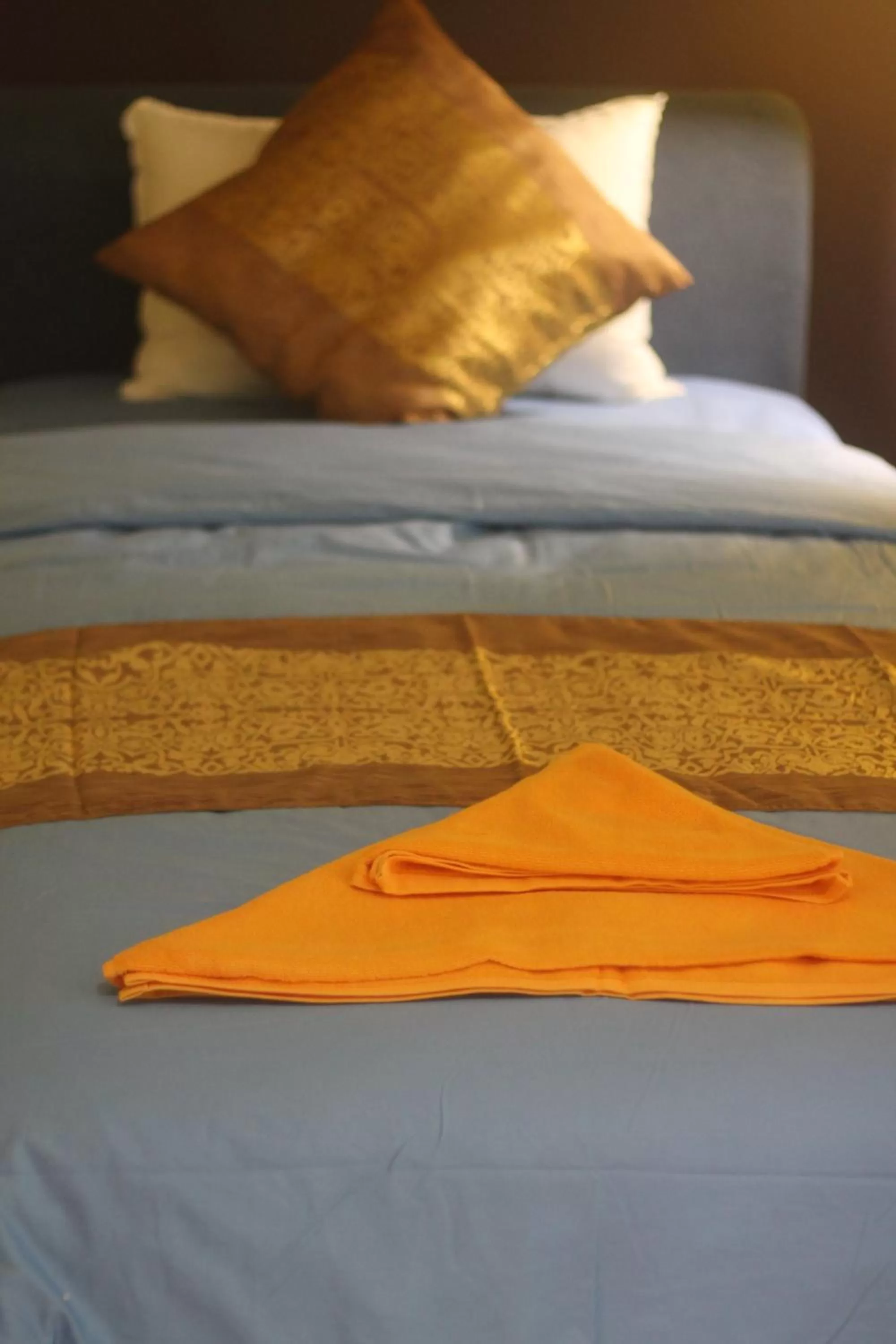 Living room, Bed in Benny's City Hotel