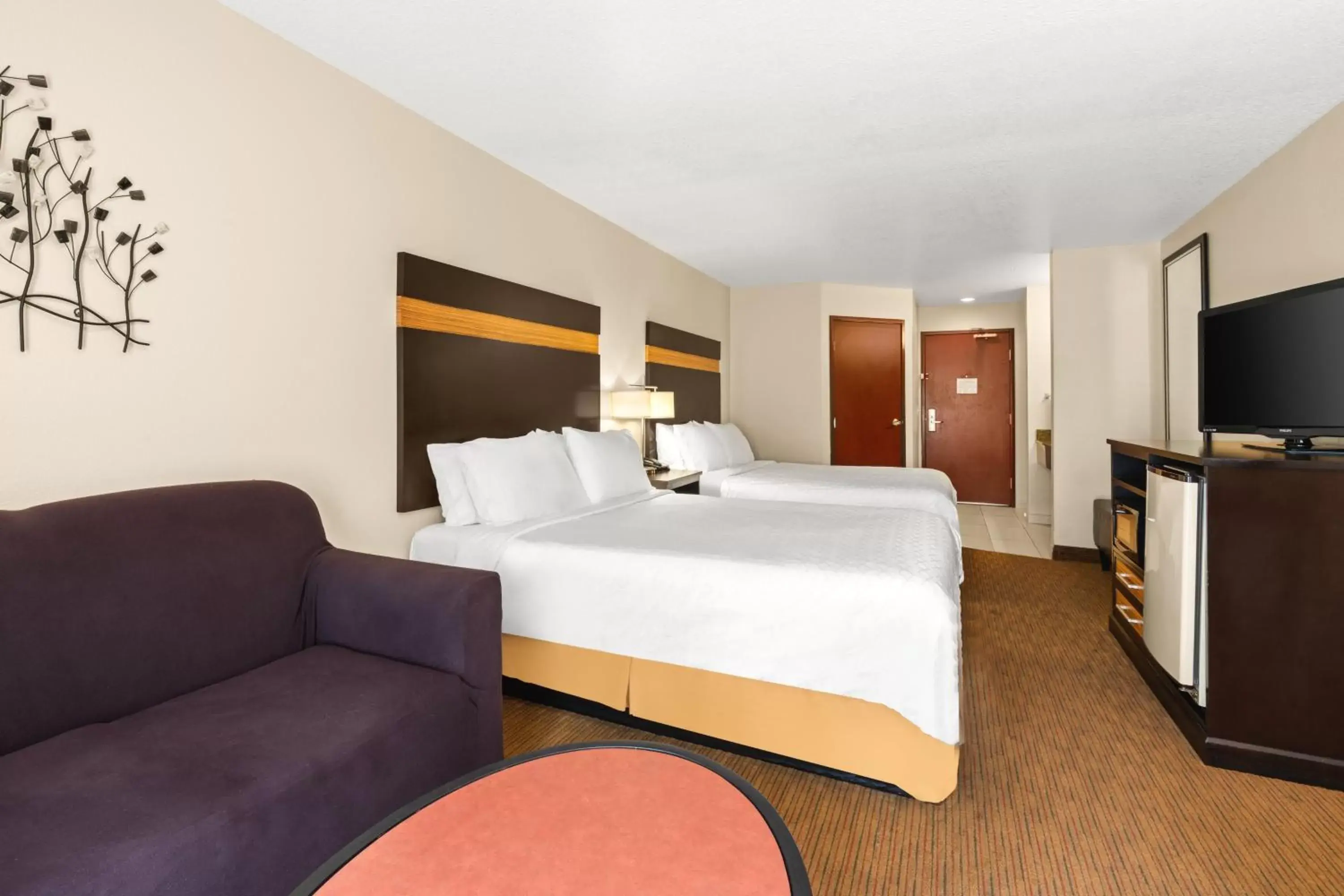 Twin Room - Mobility Access with Bath Tub in Holiday Inn Express Portland SE - Clackamas Area by IHG Twin Room - Mobility Access with Bath Tub in Holiday Inn Express Portland SE - Clackamas Area by IHG
