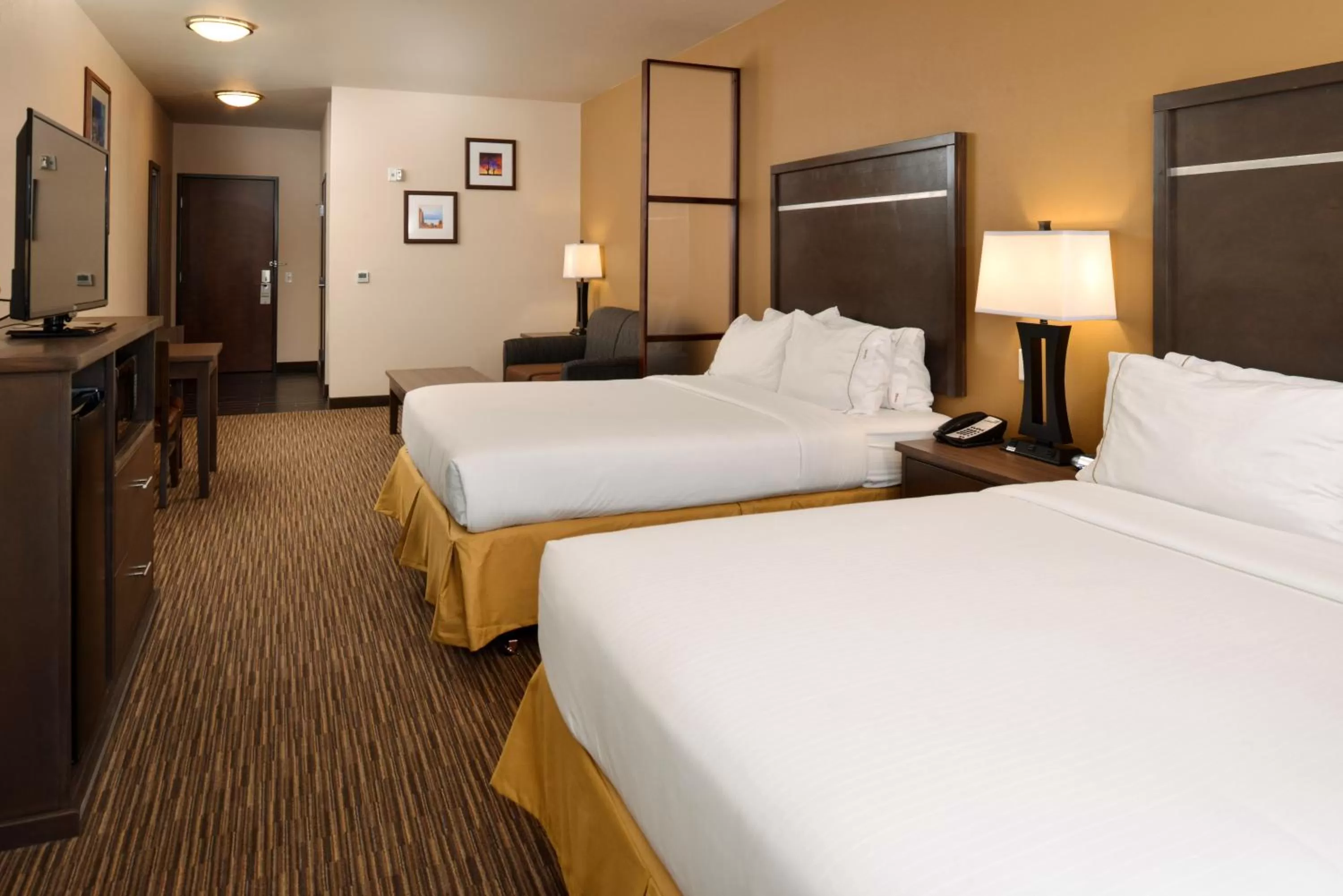 Photo of the whole room, Bed in Holiday Inn Express & Suites Globe by IHG