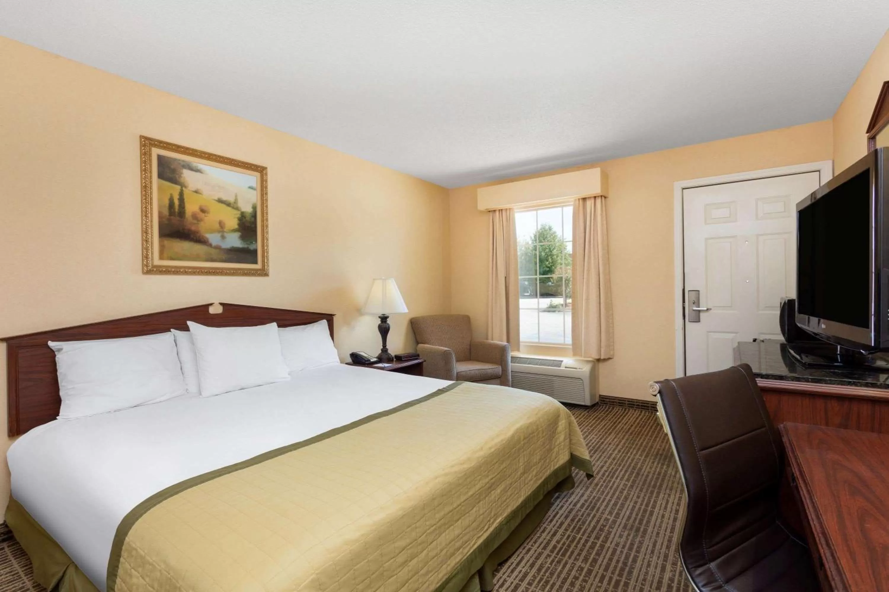 Photo of the whole room, Bed in Baymont by Wyndham Easley/Greenville