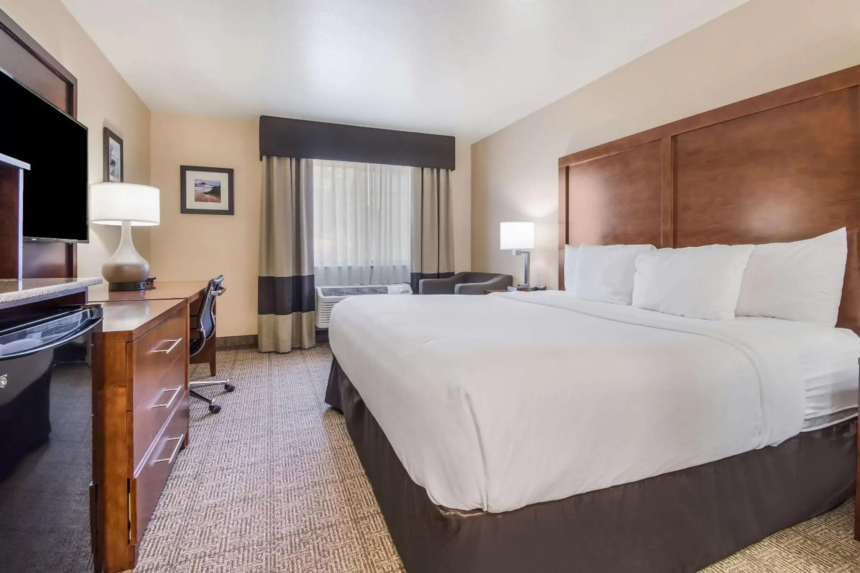 Standard King Room - Non-Smoking in Comfort Inn Newport Standard King Room - Non-Smoking in Comfort Inn Newport