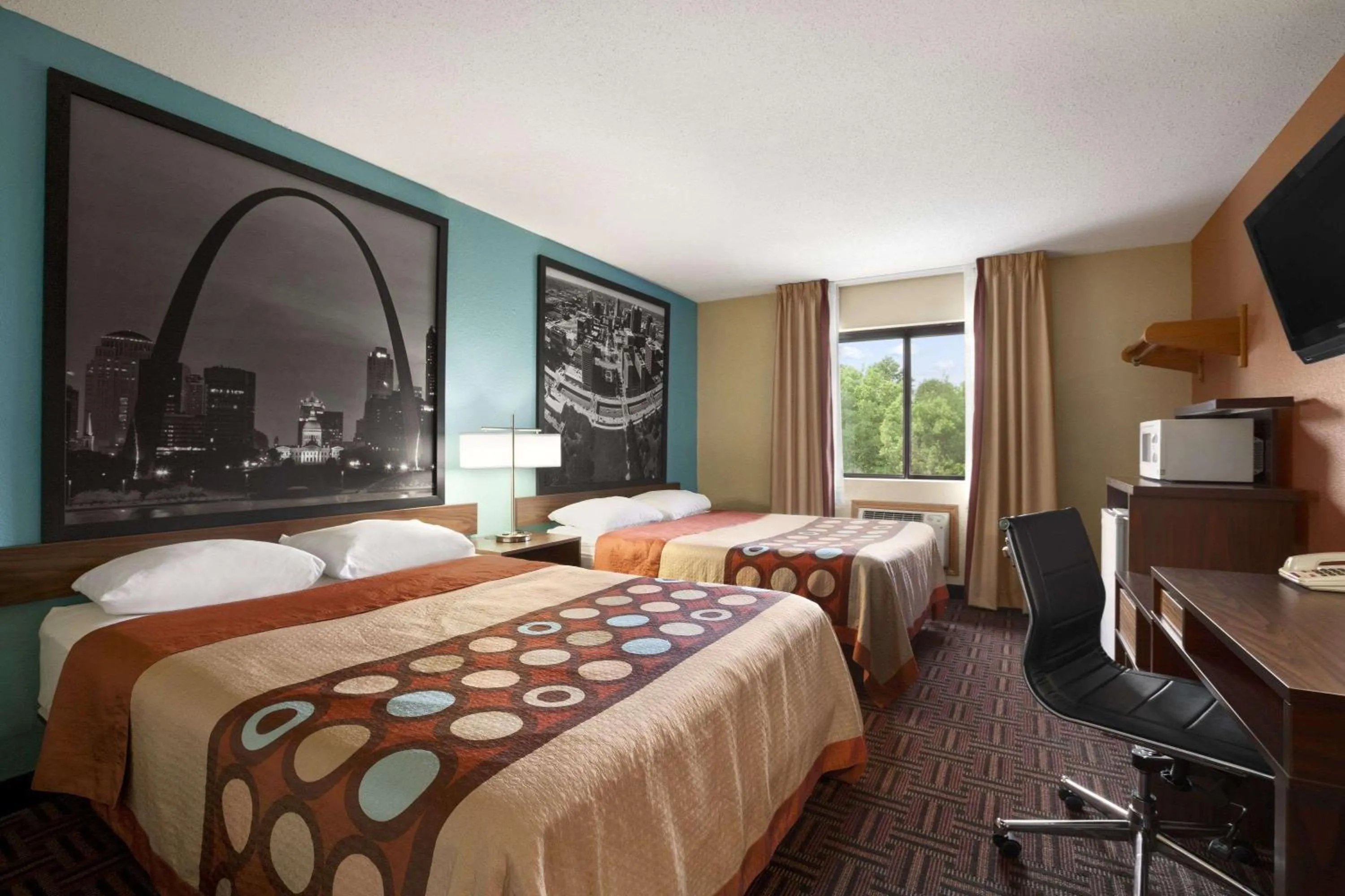 Photo of the whole room, Bed in Super 8 by Wyndham Fairview Heights-St. Louis