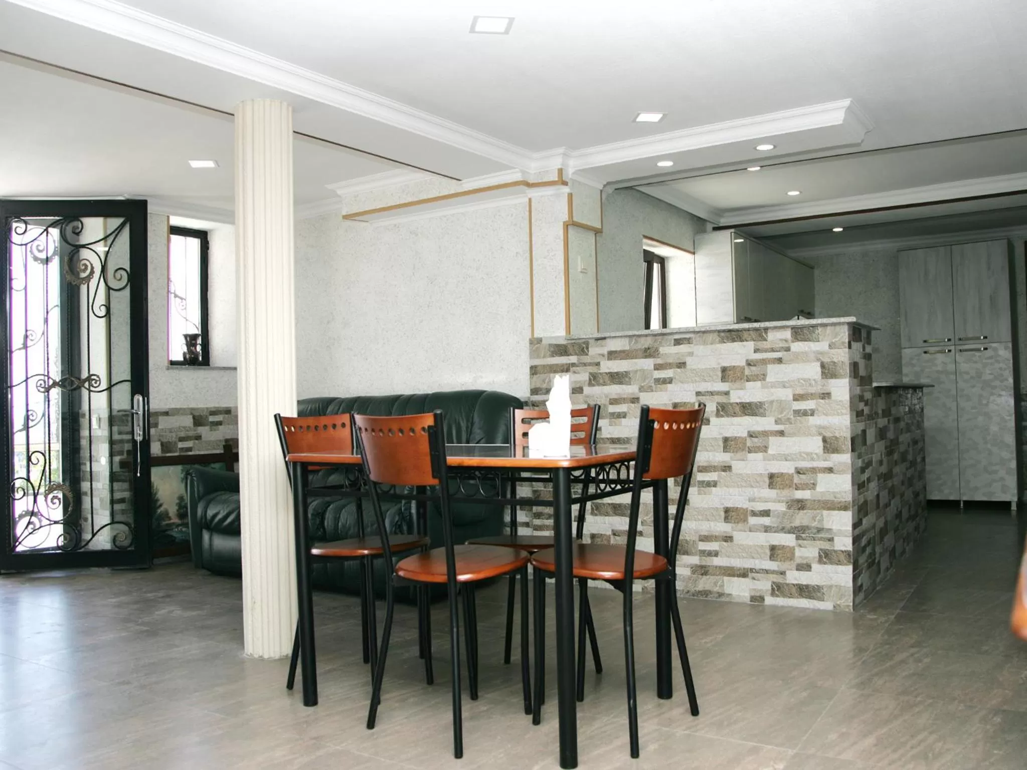 Communal lounge/ TV room, Dining Area in Hotel Tskhumi