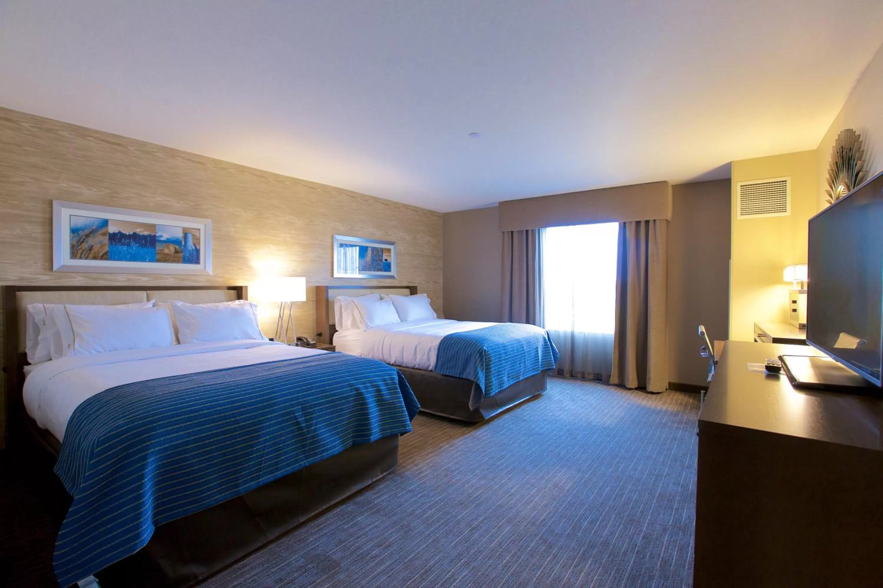 Photo of the whole room, Bed in Holiday Inn Express Fargo SW I94 Medical Center, an IHG Hotel