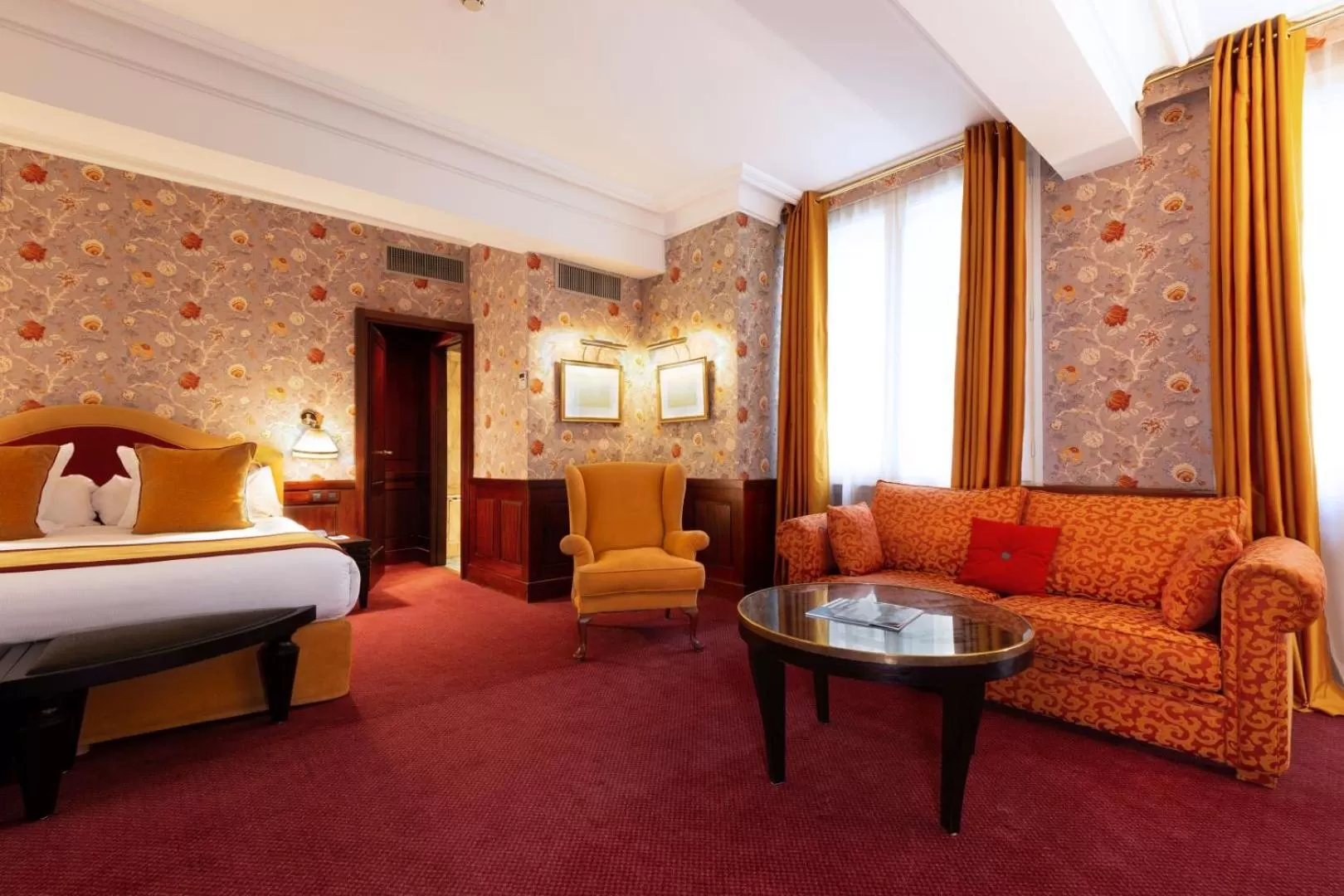 Photo of the whole room, Bed in Grand Hotel de l'Opera - BW Premier Collection