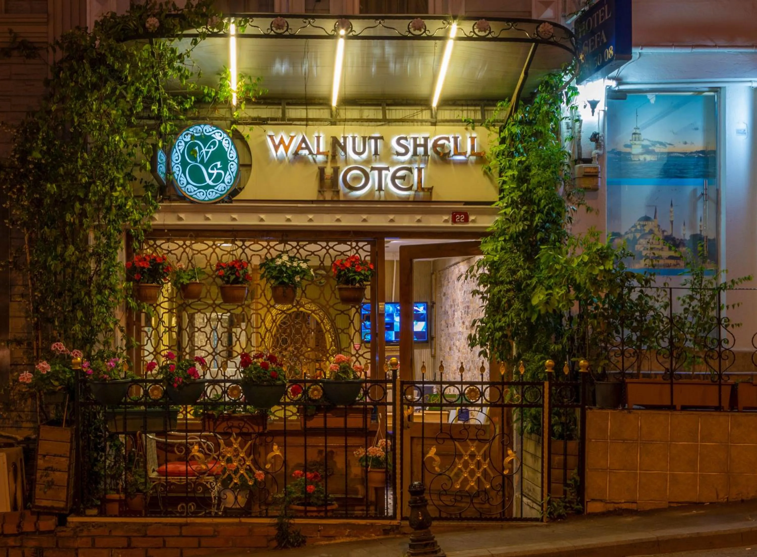 Facade/entrance in Walnut Shell Hotel
