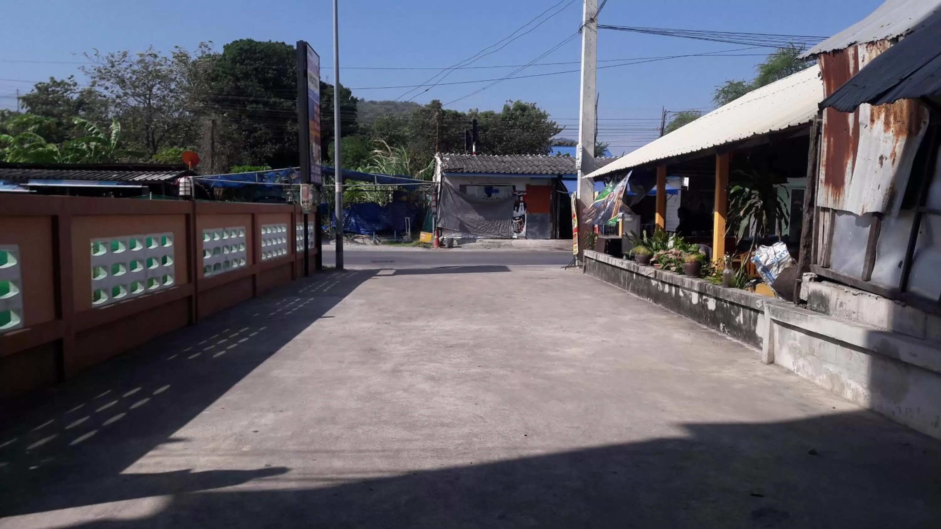 Parking in Baanpak Sam Anong