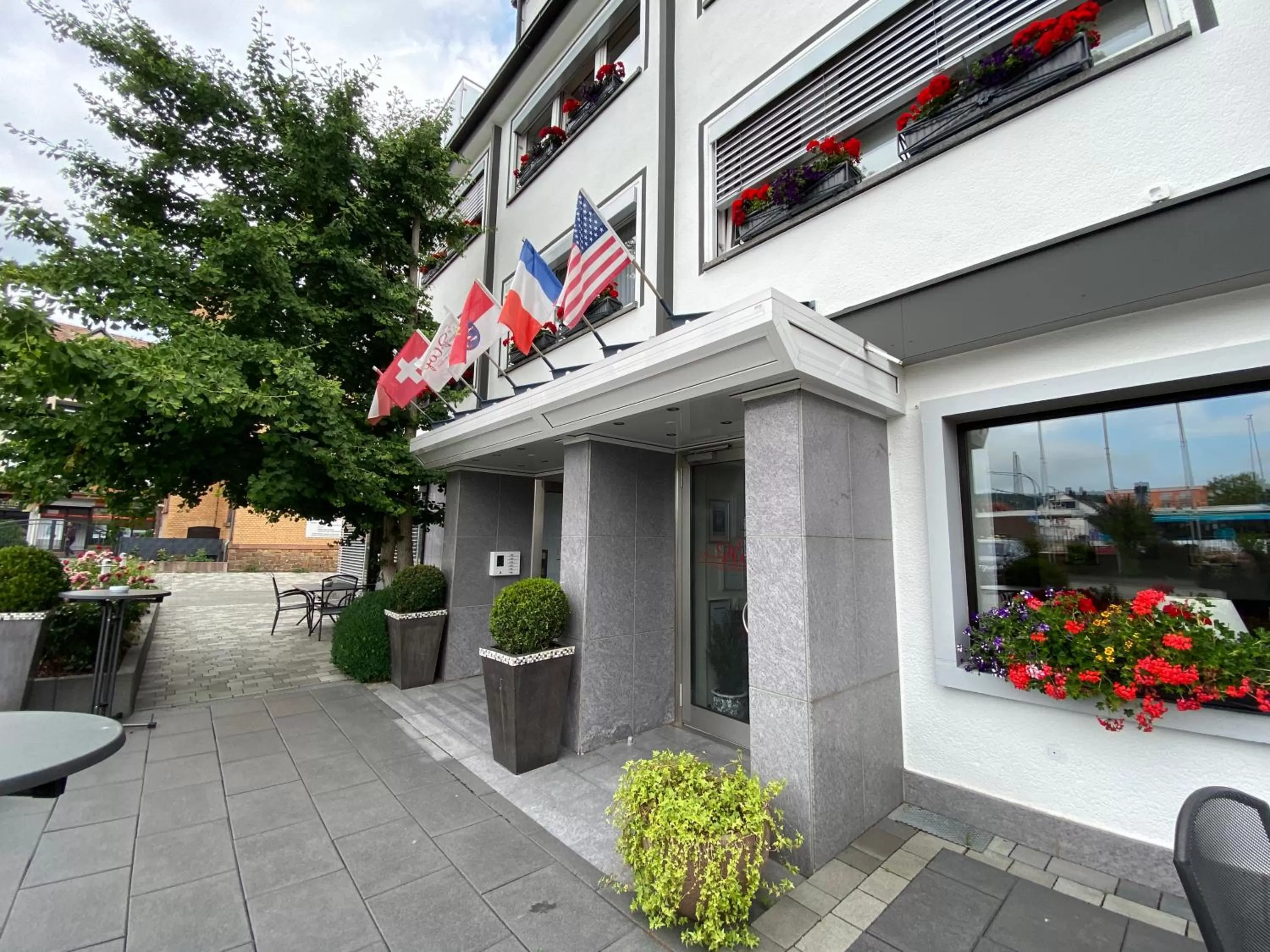 Property building in Hotel Hessischer Hof