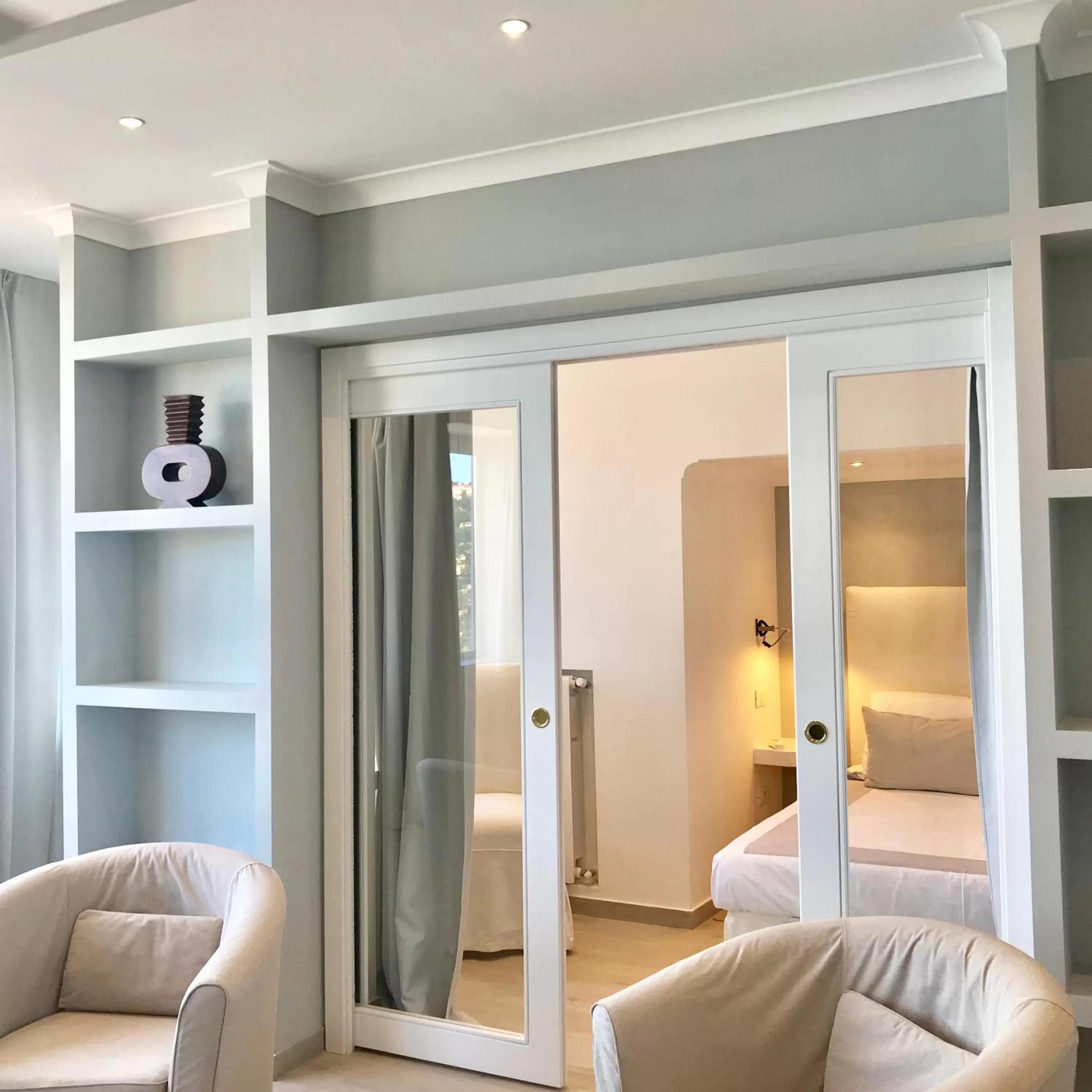 Living room, Bed in Les Lilas