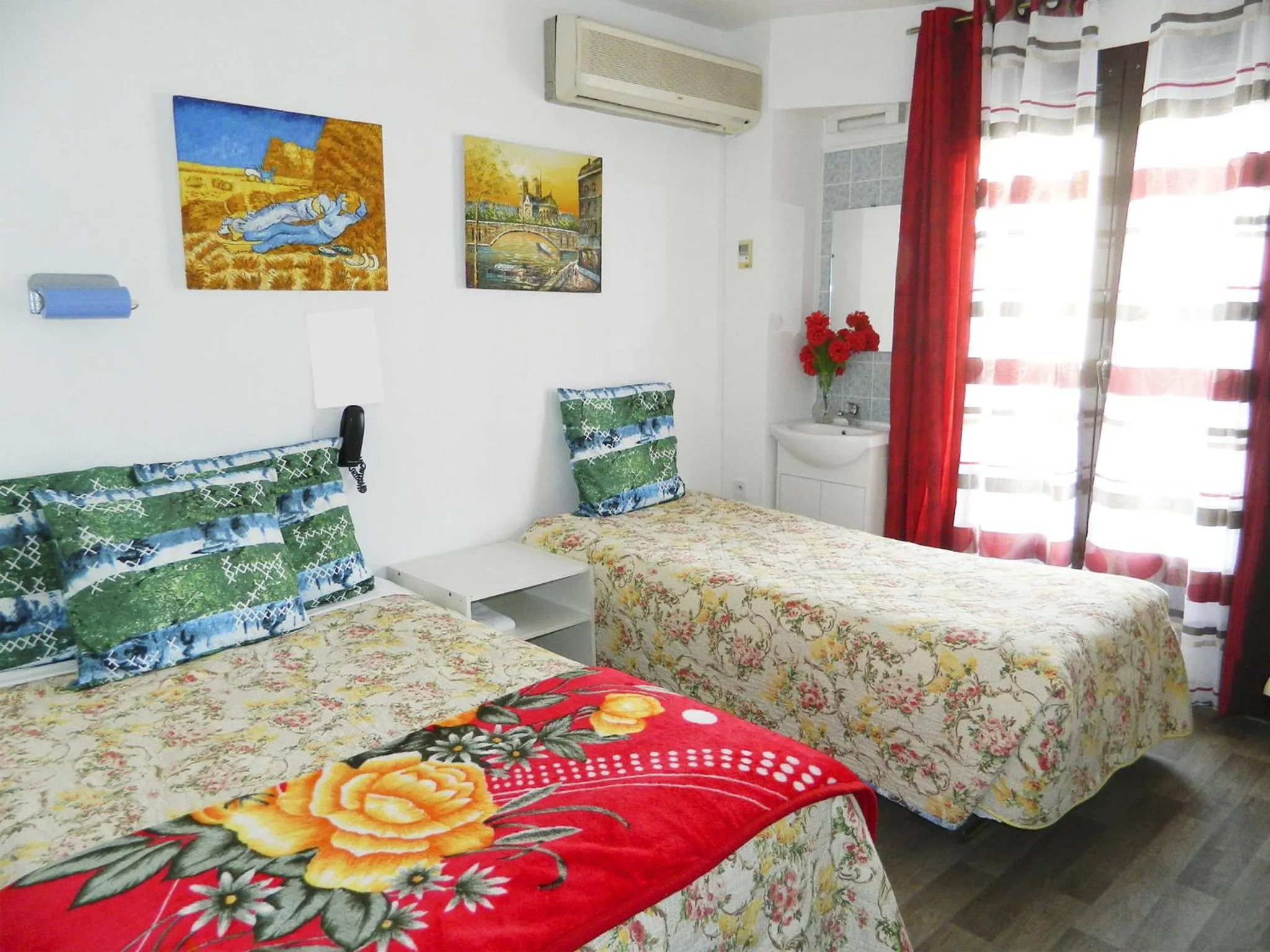 Bed in Hotel Paris Star