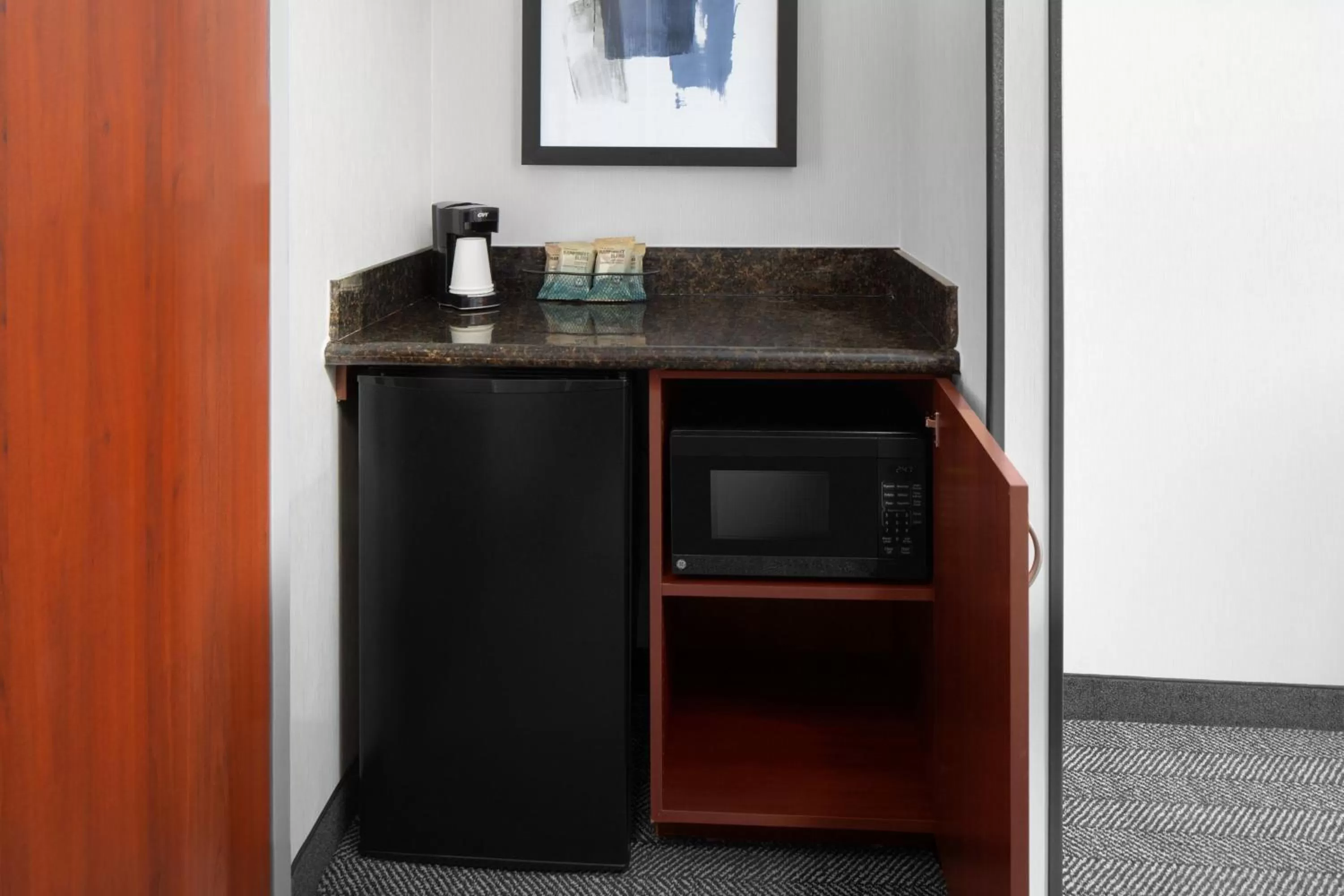 Queen Room with Adapted Tub - Mobility and Hearing Accessible in Courtyard by Marriott San Diego Rancho Bernardo