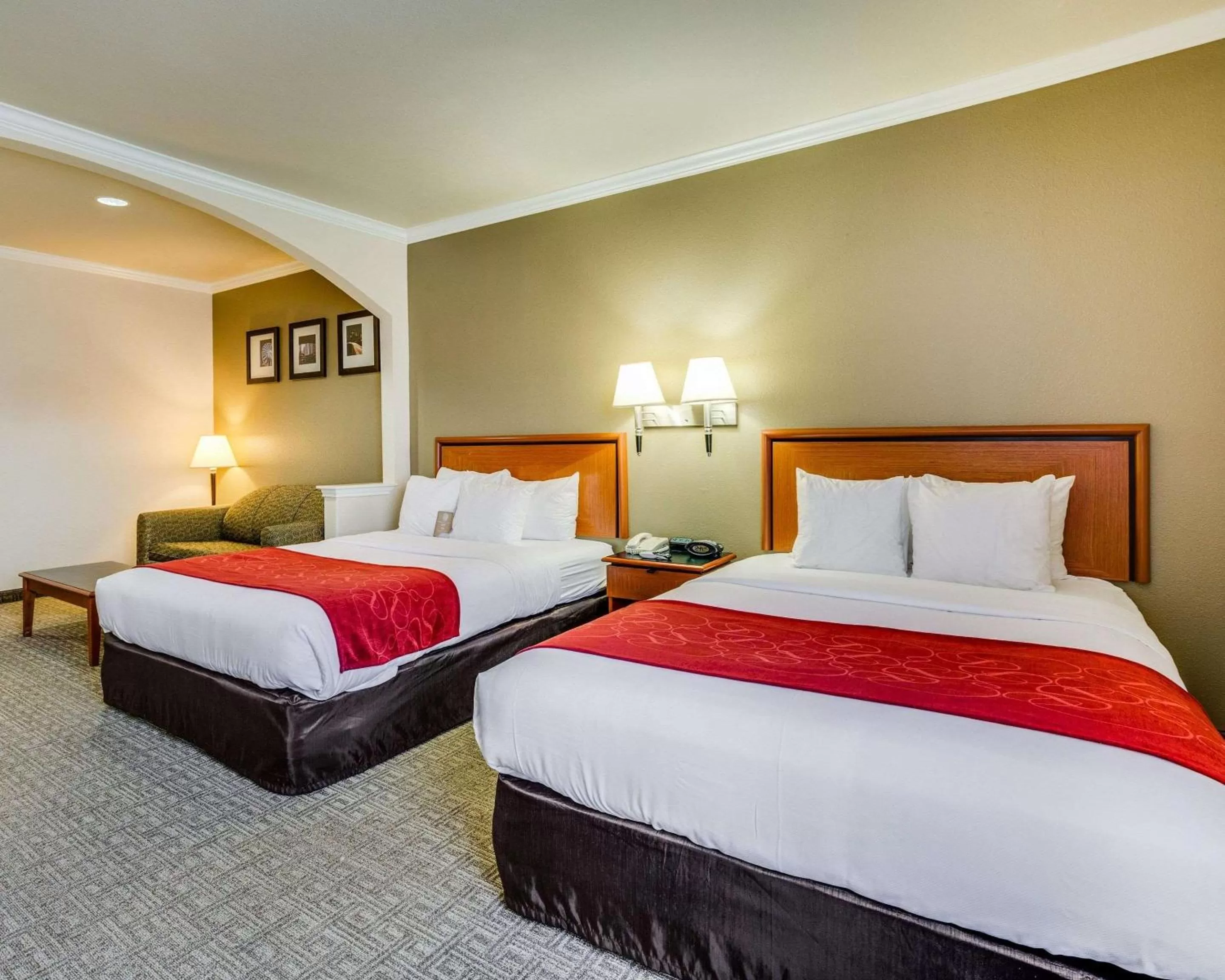 Photo of the whole room, Bed in Comfort Suites Deer Park Pasadena