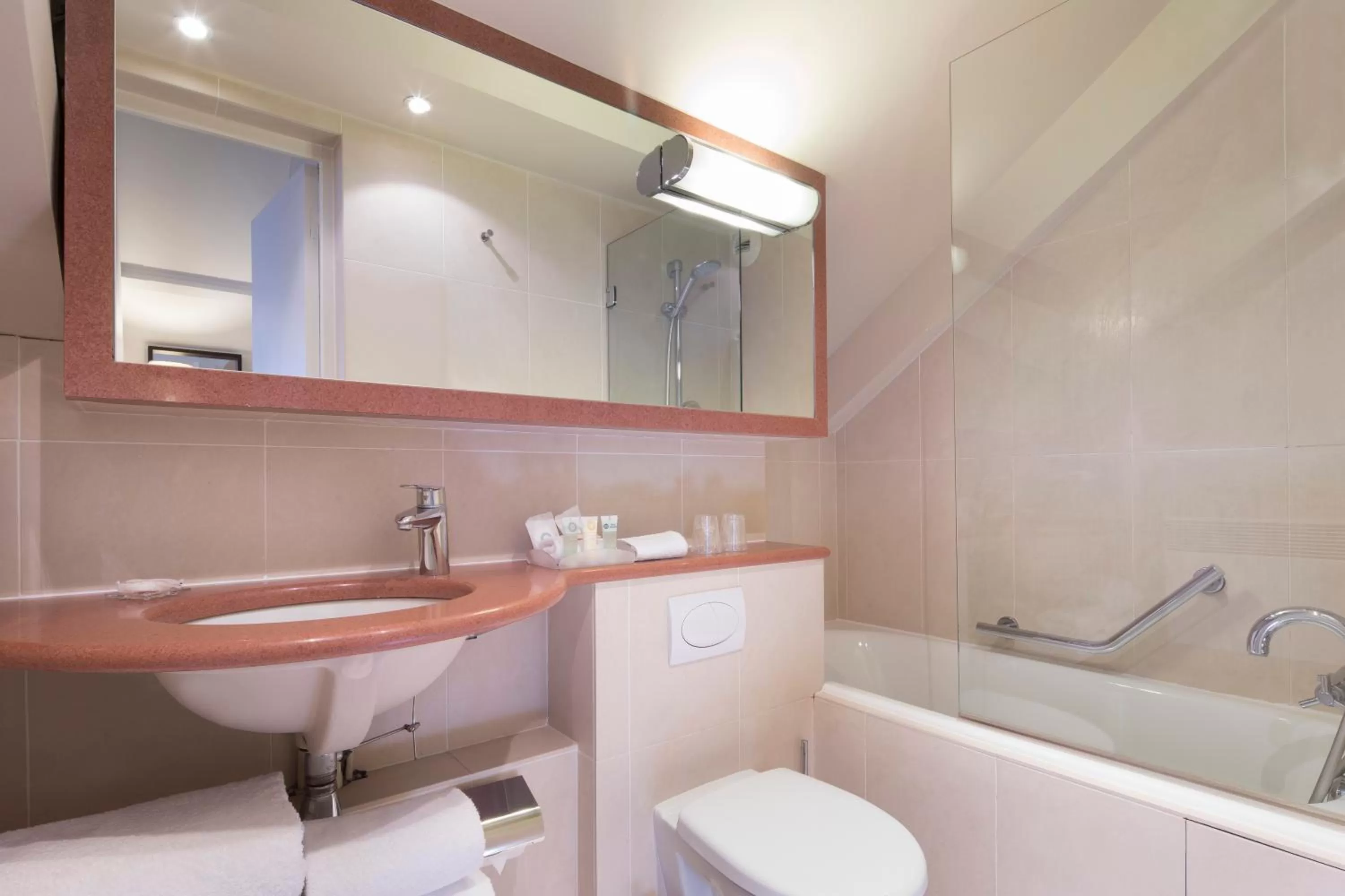 Bathroom in Hôtel Paris Louvre Opéra