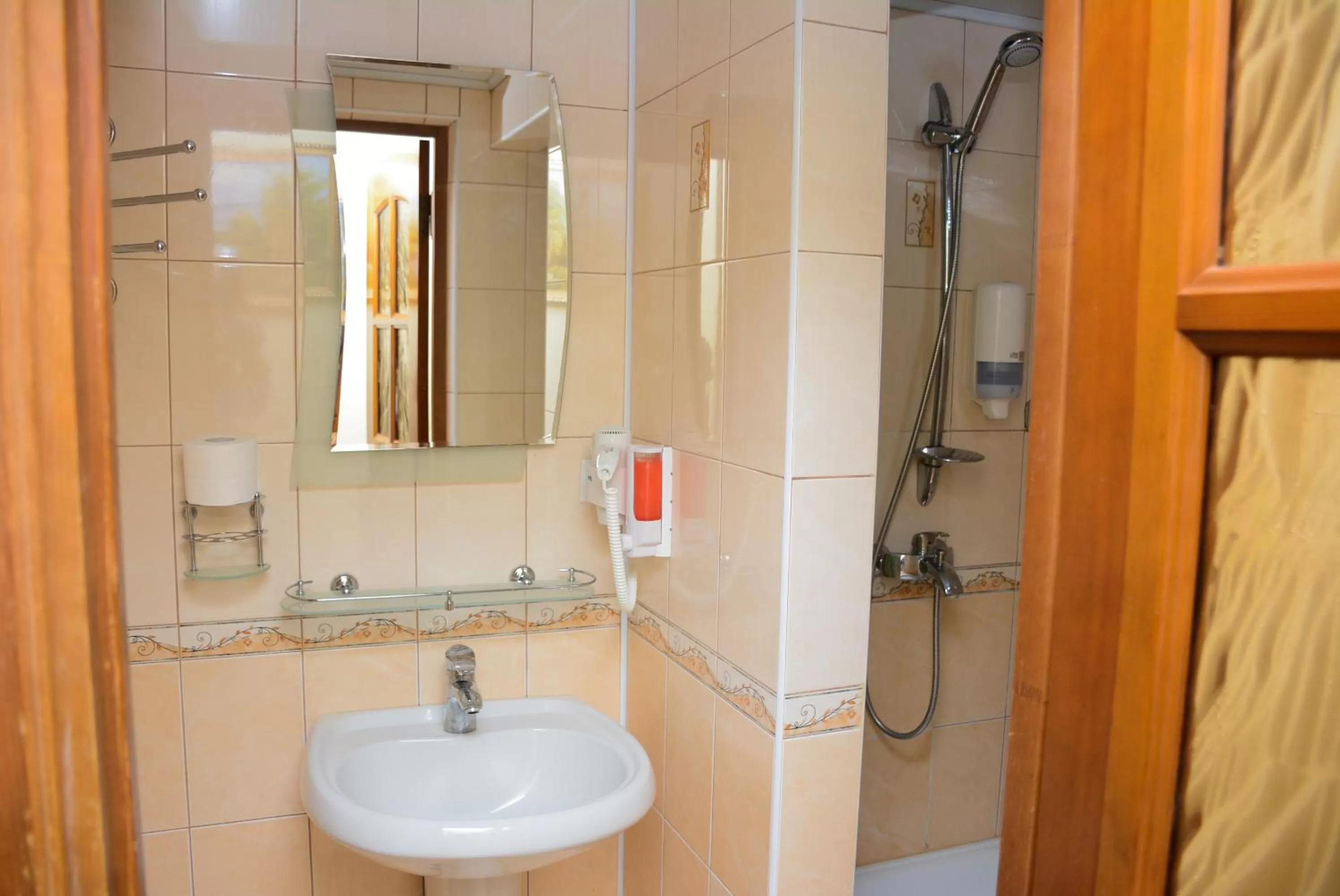 Property building, Bathroom in Bazar Motel