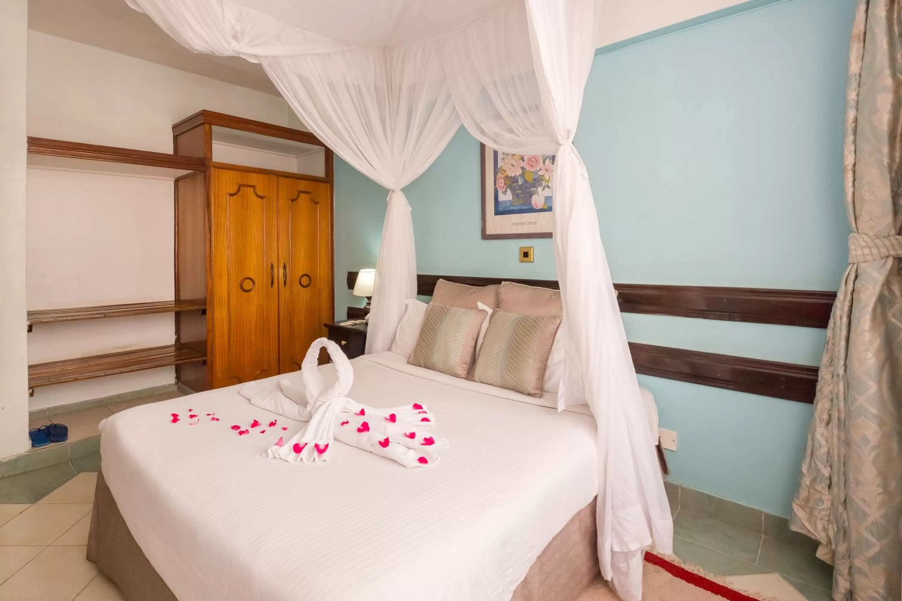 Bedroom, Bed in Marble Arch Hotel