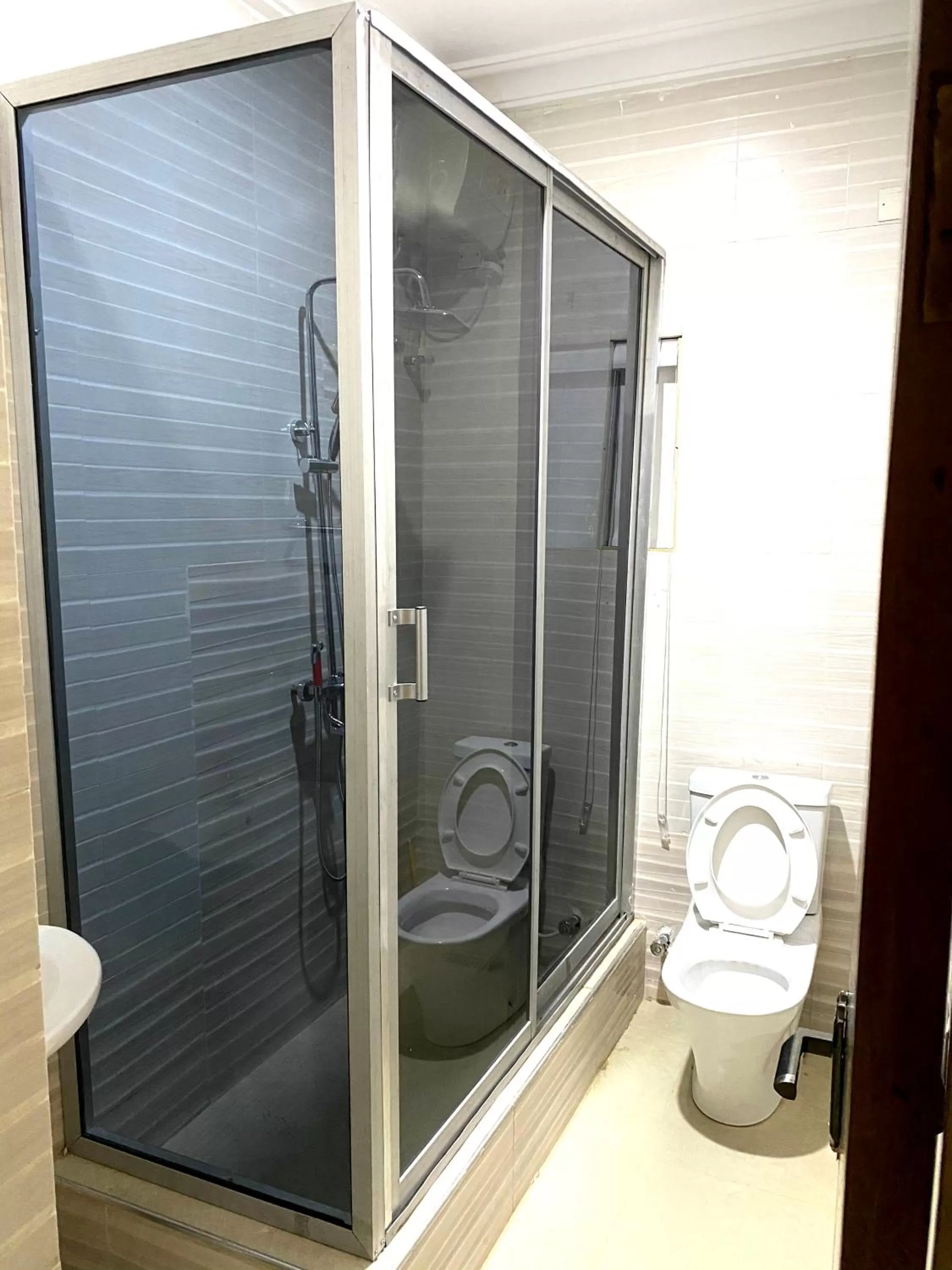 Nue-Crest Hotels & Suites