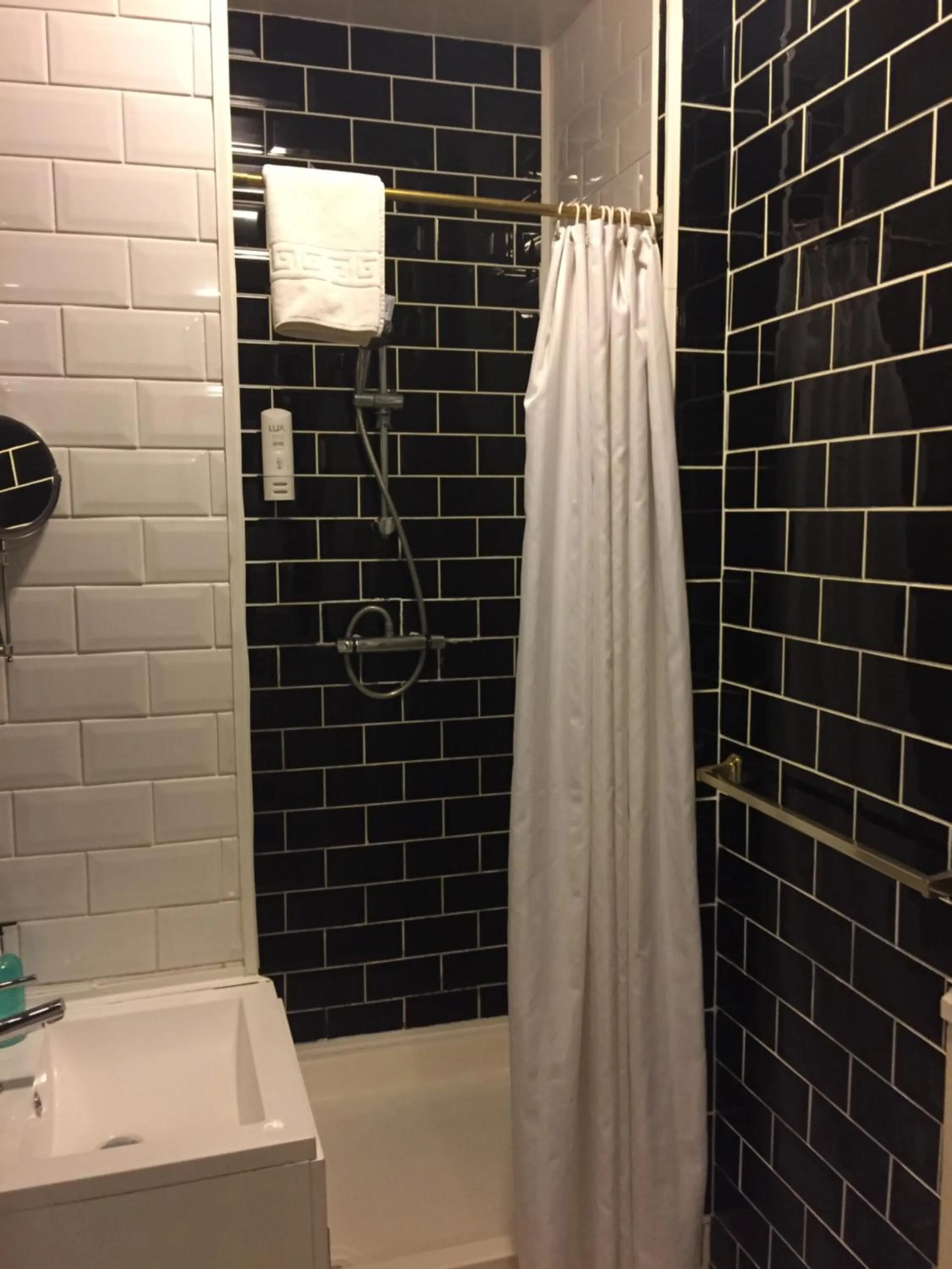 Shower in The Gordon House Hotel
