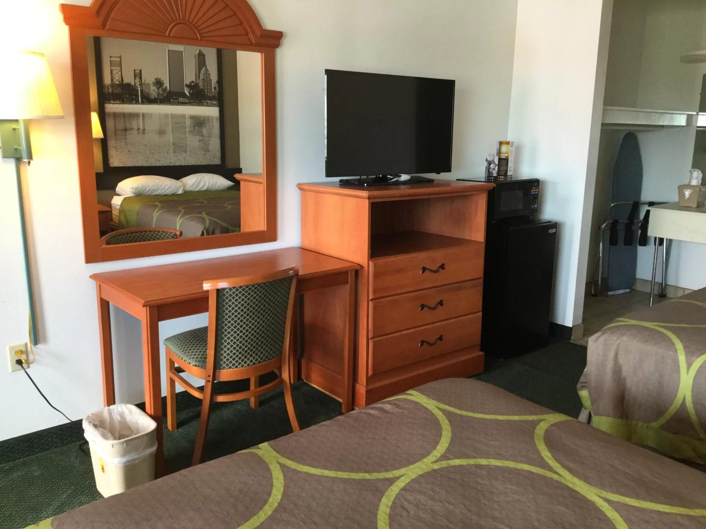 Photo of the whole room, Bed in Redfinn Inn