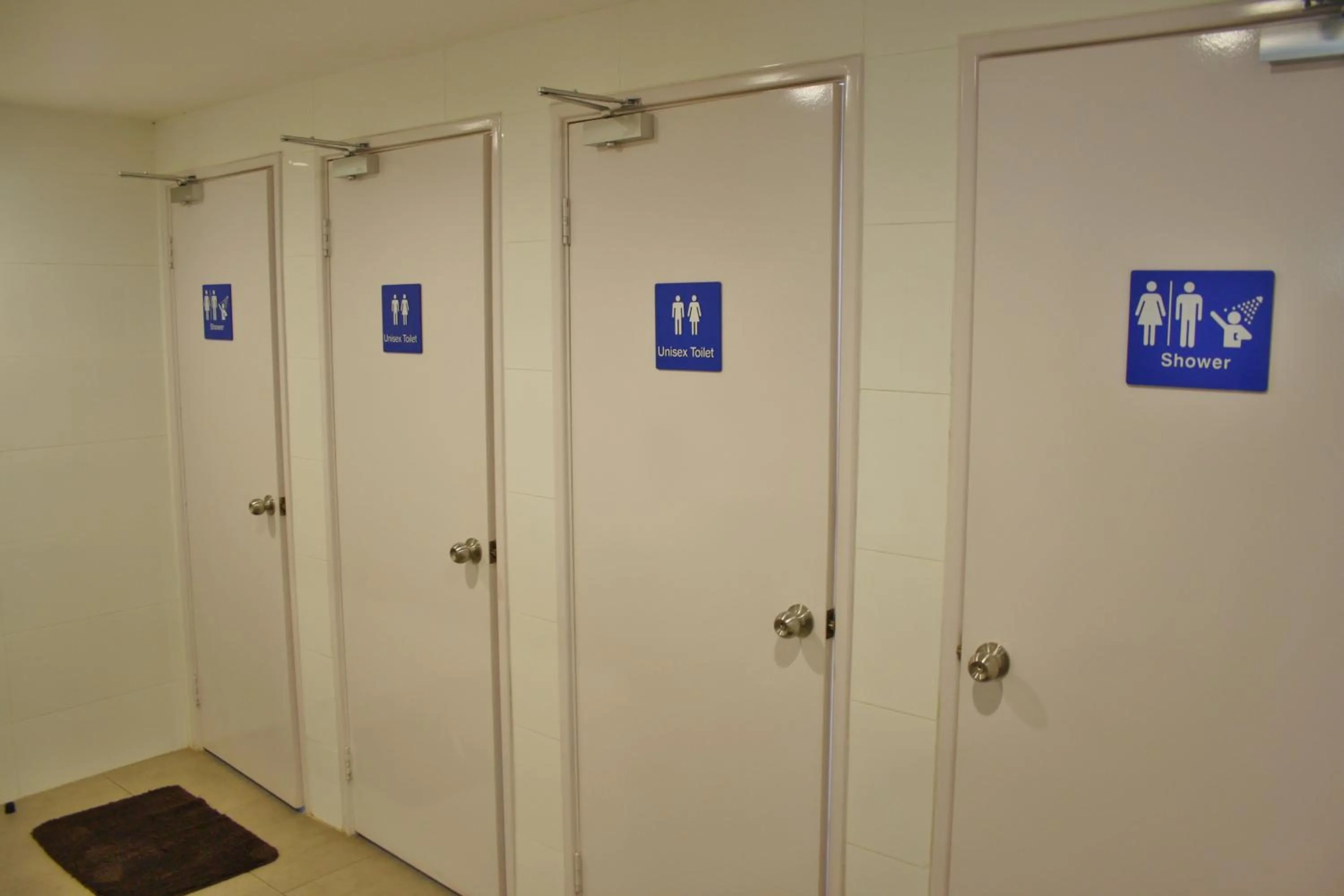 Bathroom in Perth 5 Backpacker Hostel