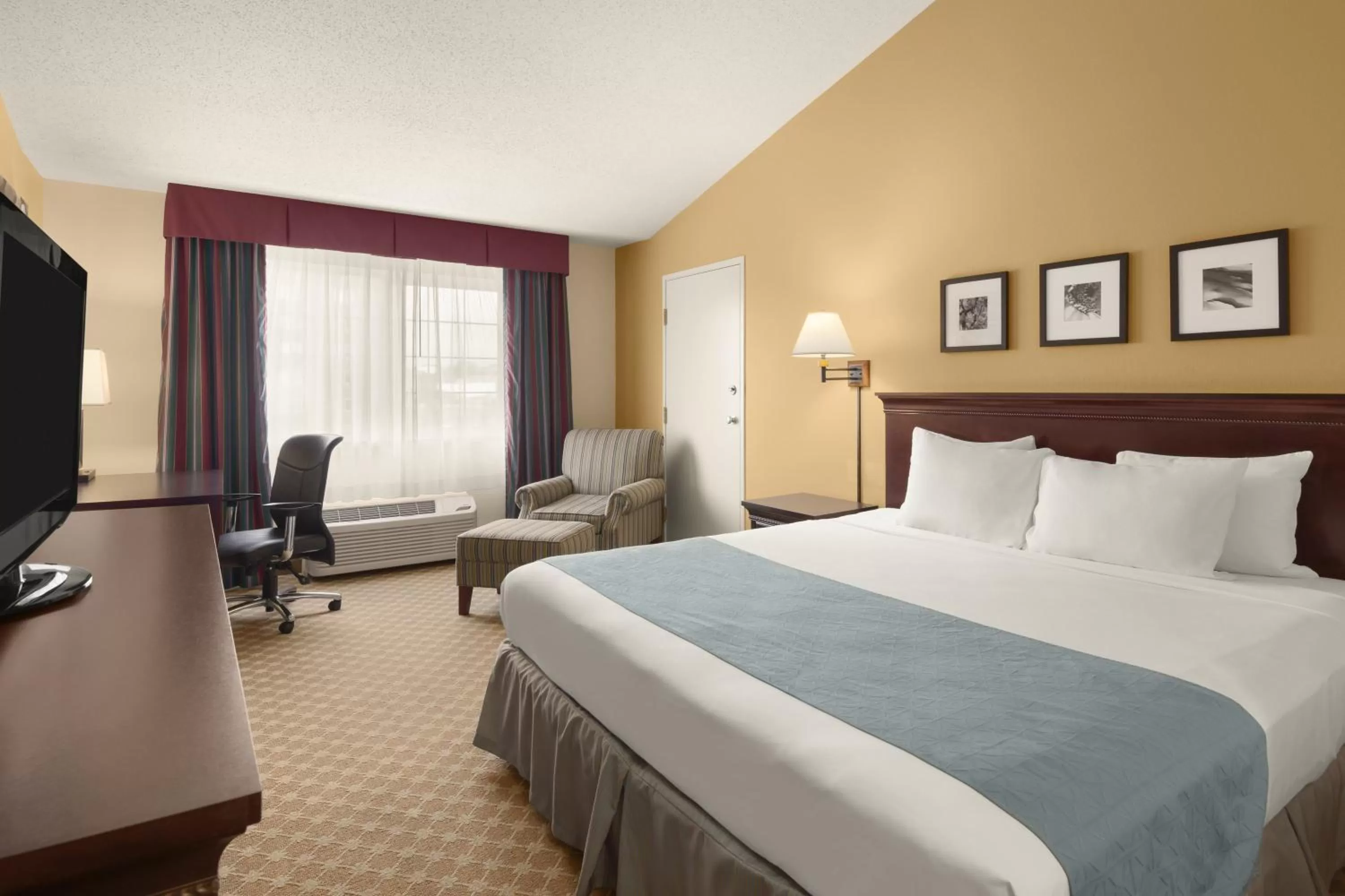 Photo of the whole room, Bed in Country Inn & Suites by Radisson, Sioux Falls