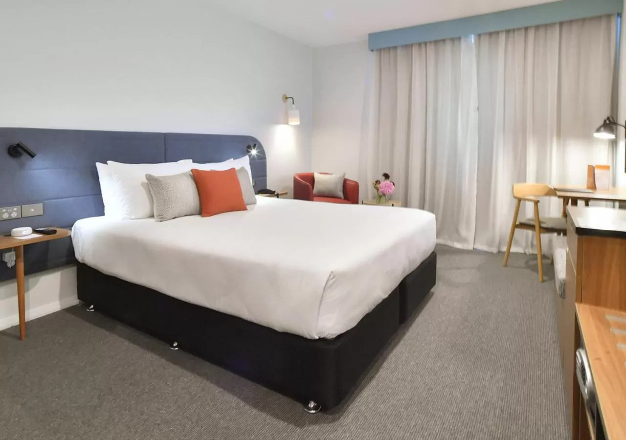 Bed in Sudima Auckland City