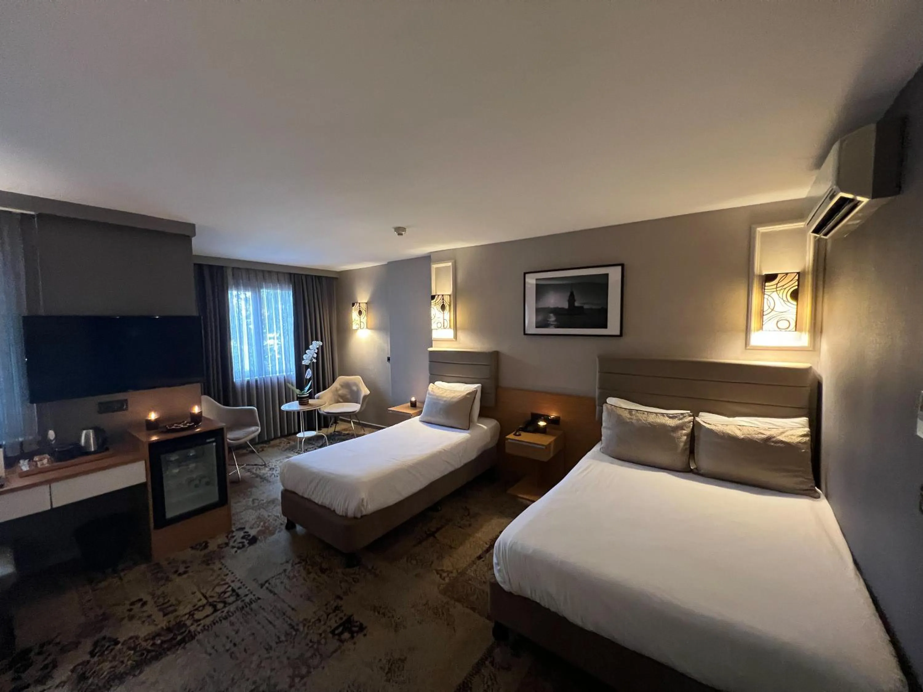 Photo of the whole room, Bed in All Seasons Hotel