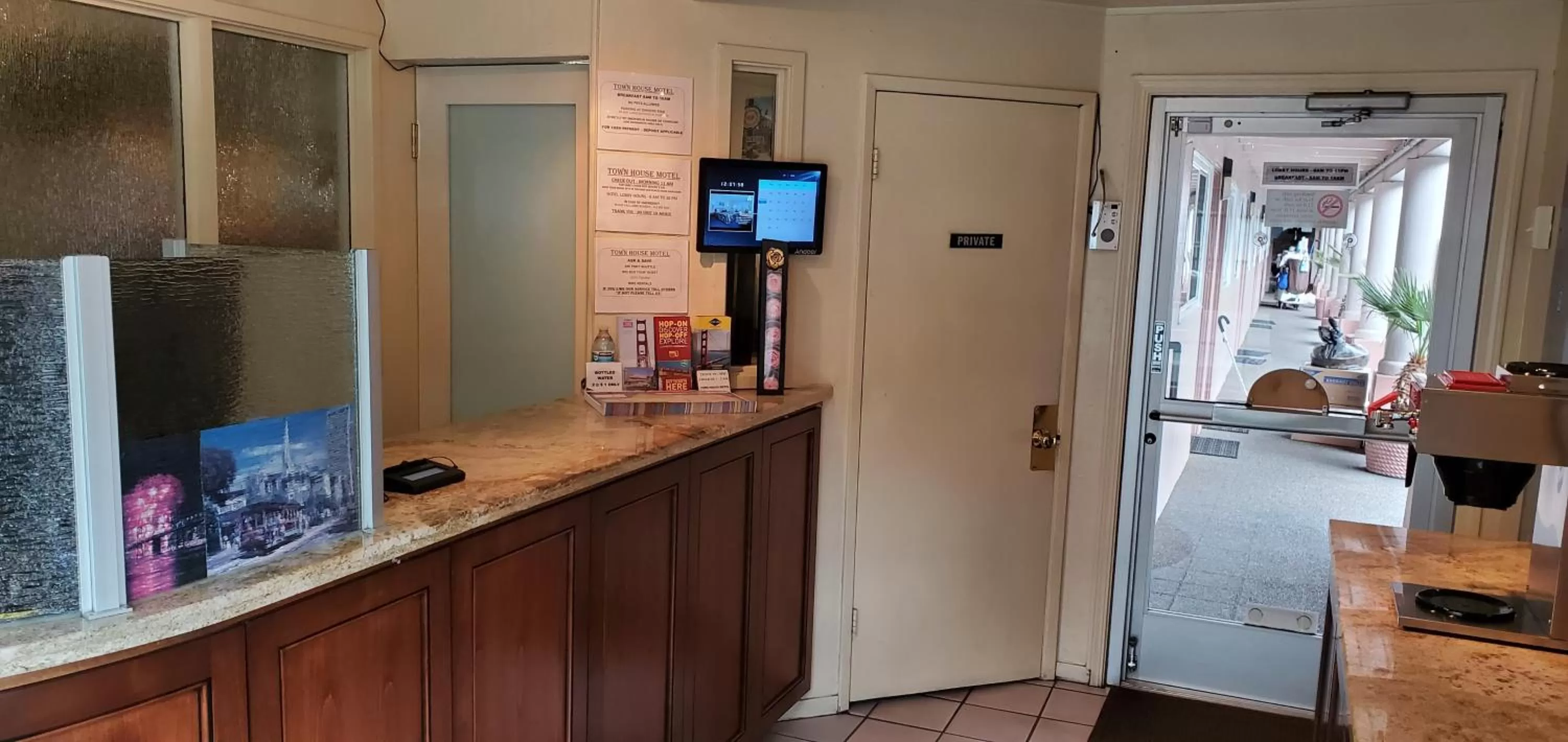 Lobby or reception in Town House Motel