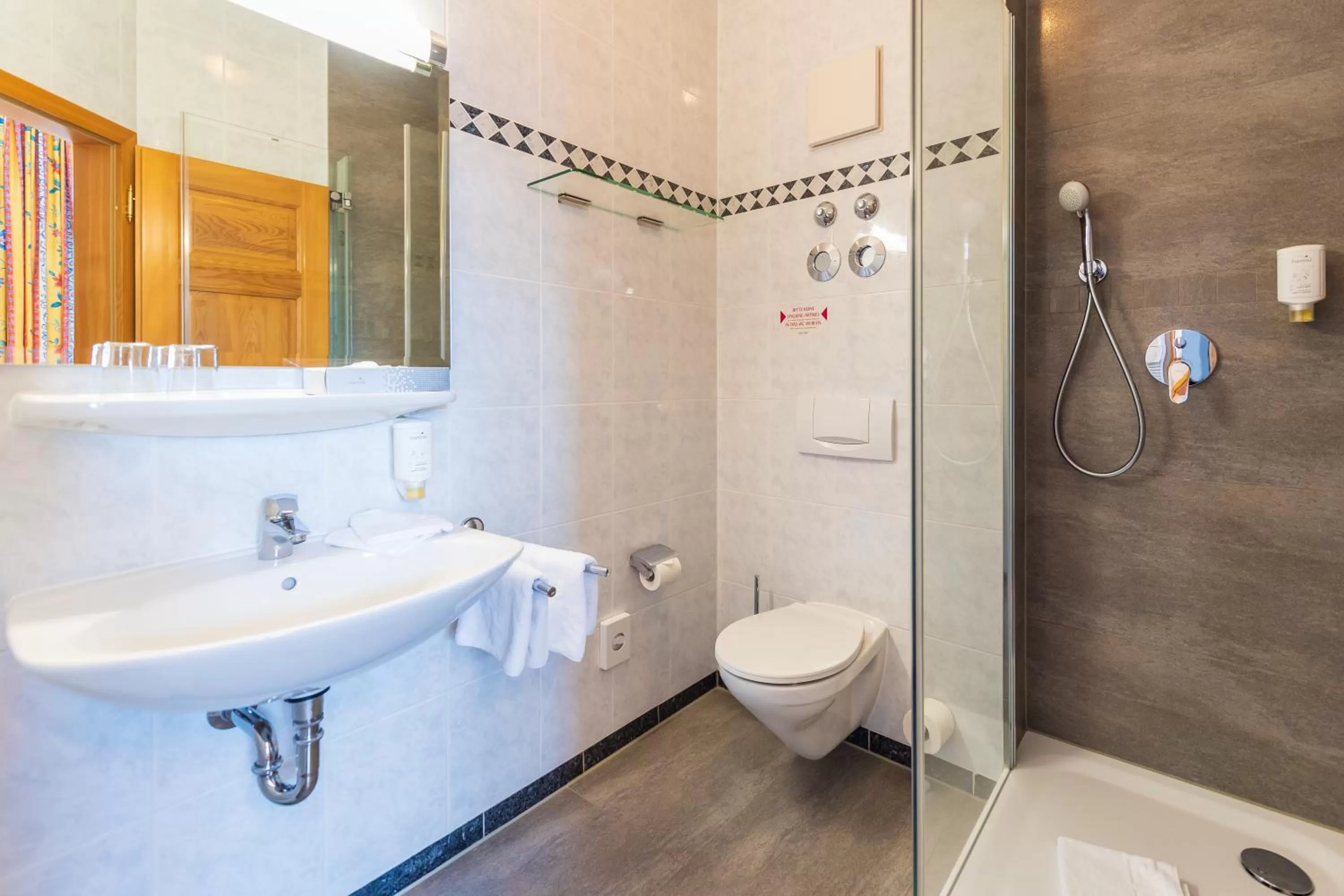 Shower, Bathroom in Hotel Garni Getreuer Eckart