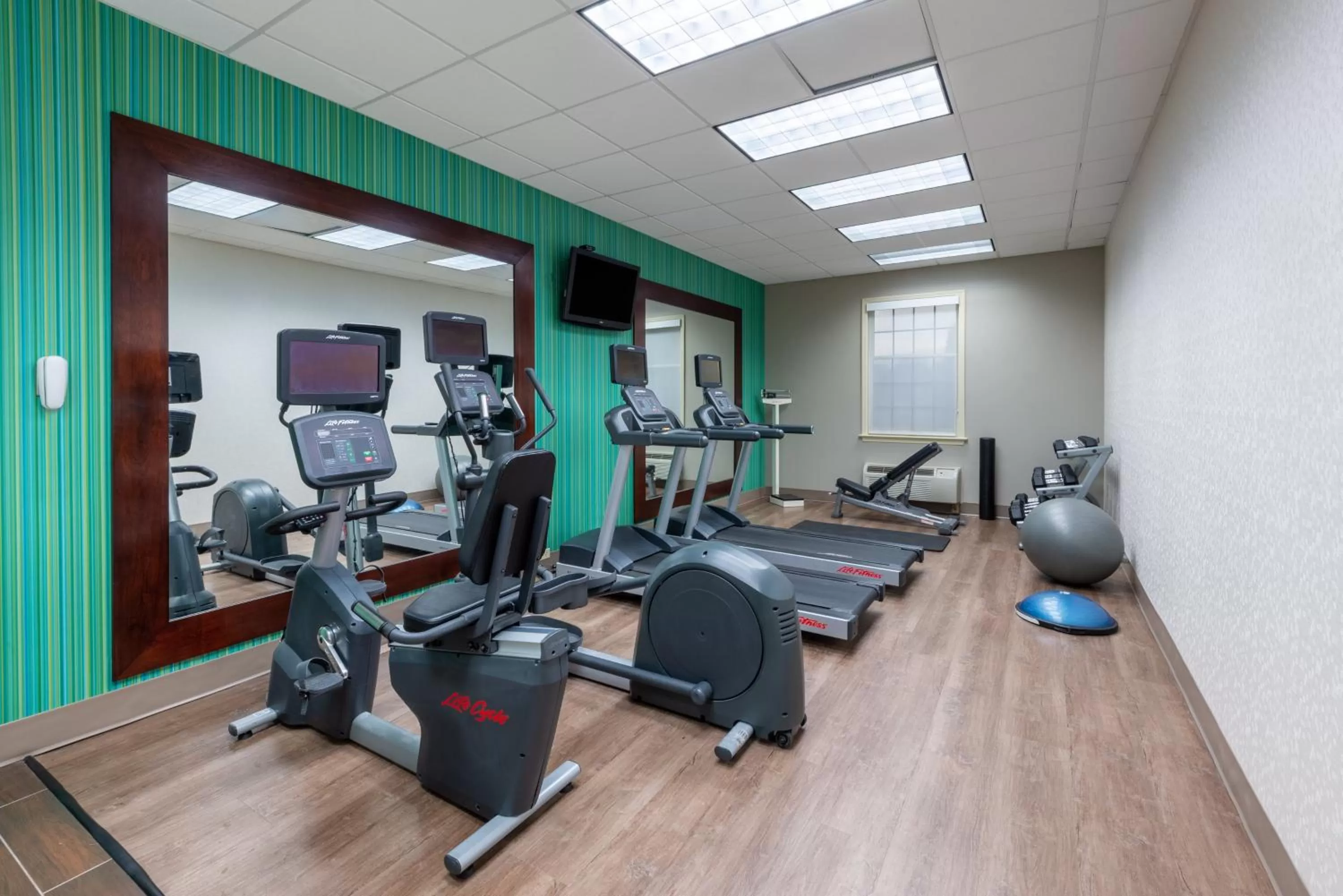 Fitness centre/facilities in Holiday Inn Express State College at Williamsburg Square by IHG
