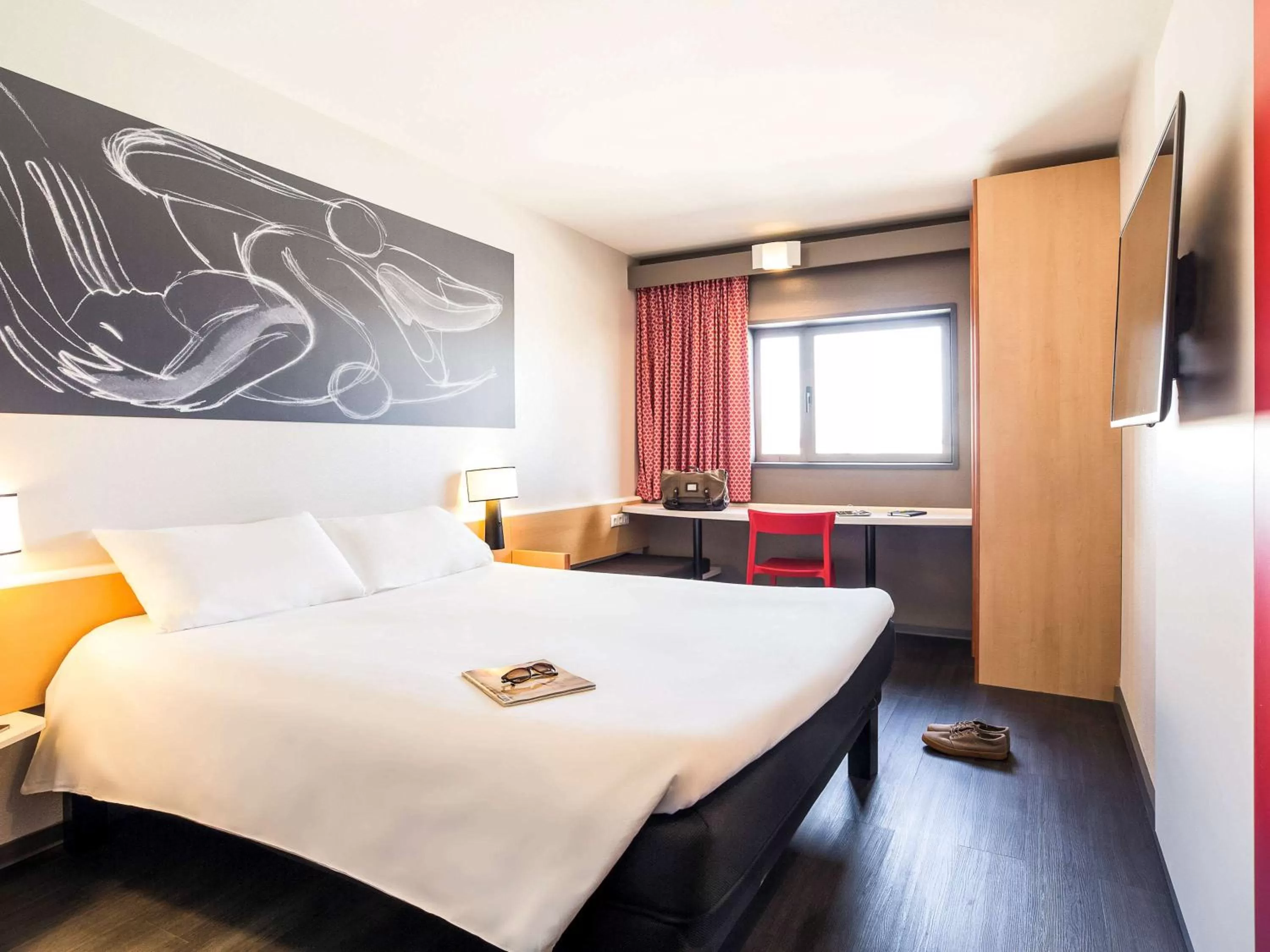 Photo of the whole room, Bed in Ibis Valencia Bonaire Aeropuerto