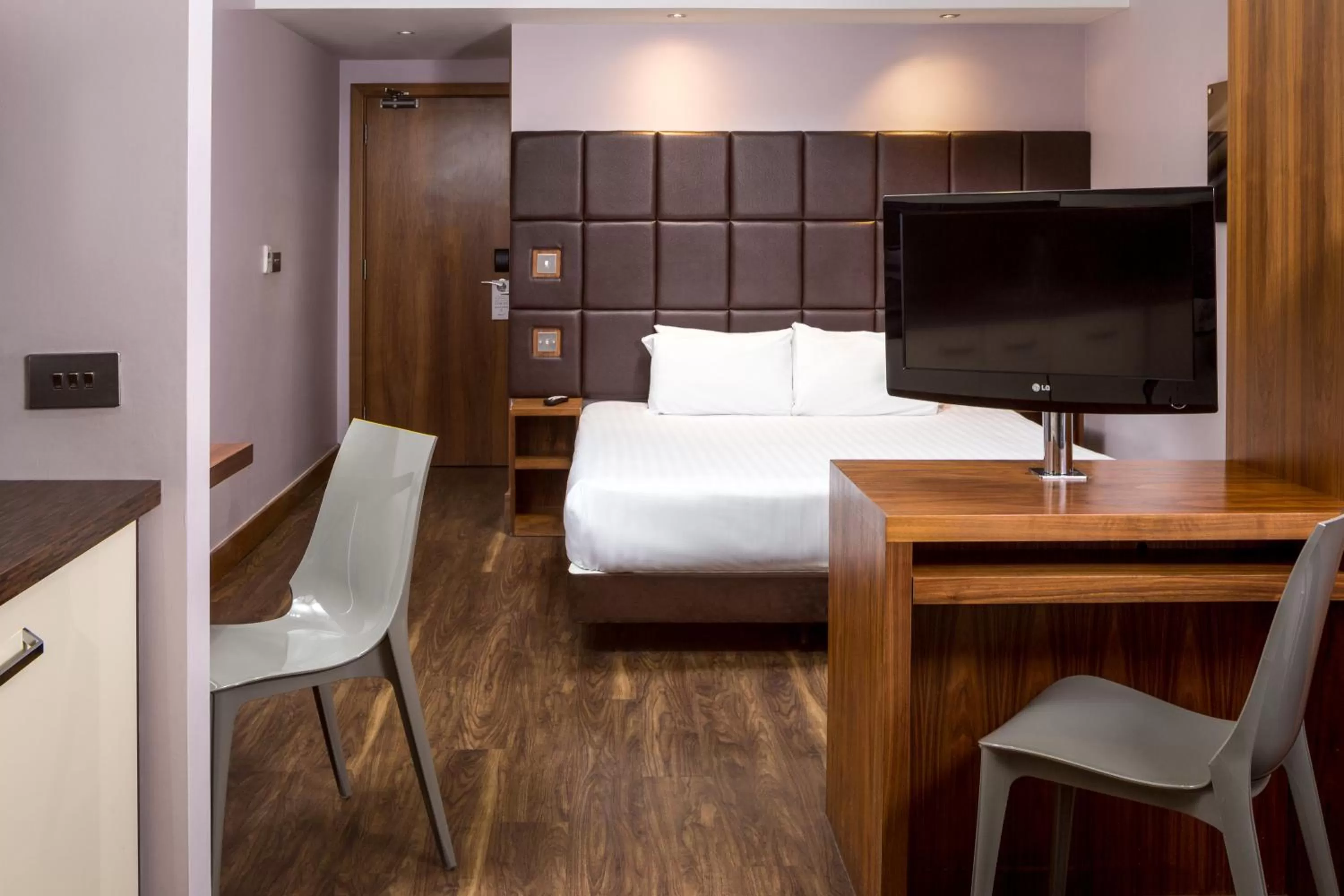 Bedroom, Bed in Roomzzz Leeds City